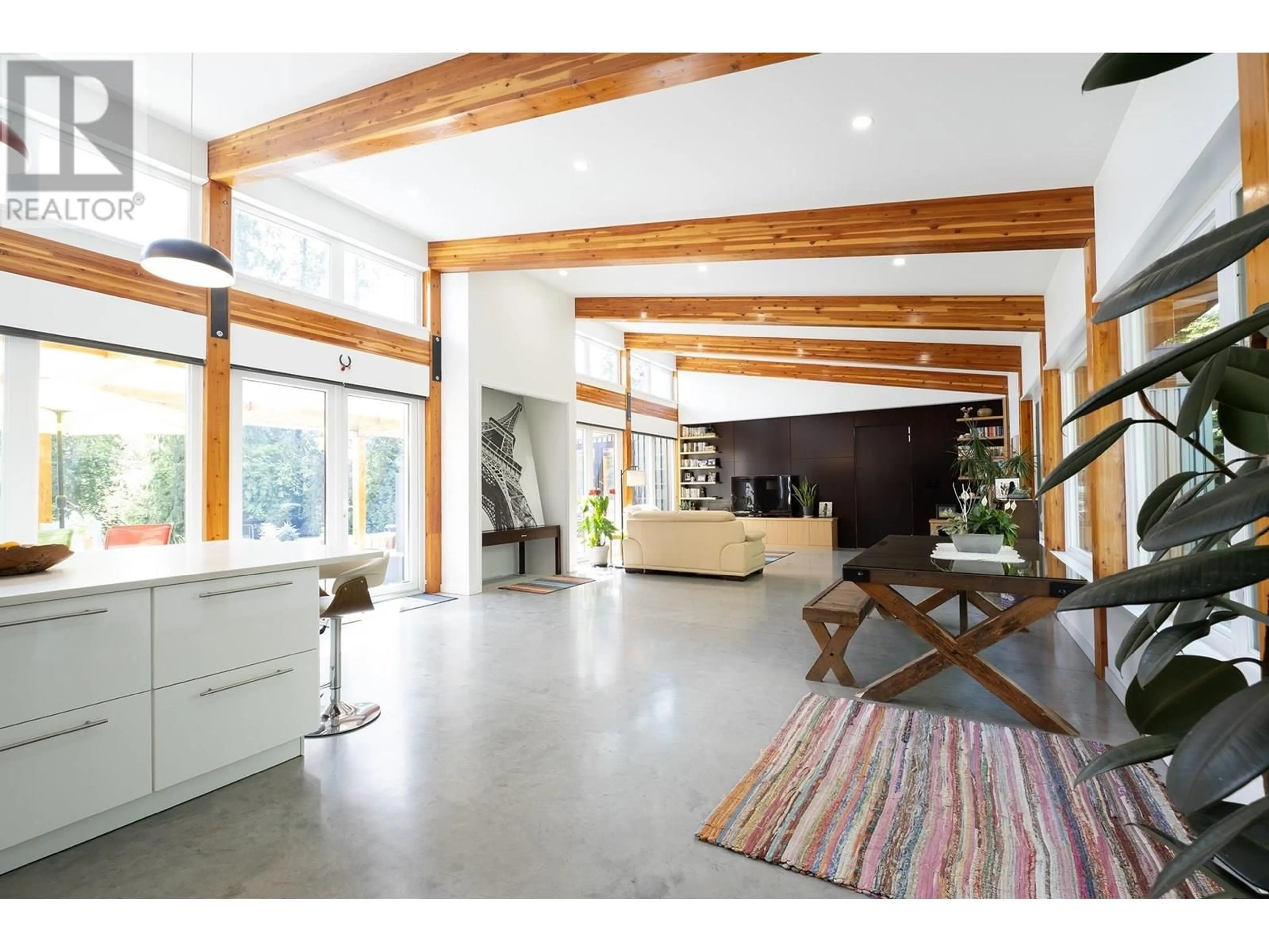Indoor foyer for 996 REED ROAD, Gibsons British Columbia V0N1V7