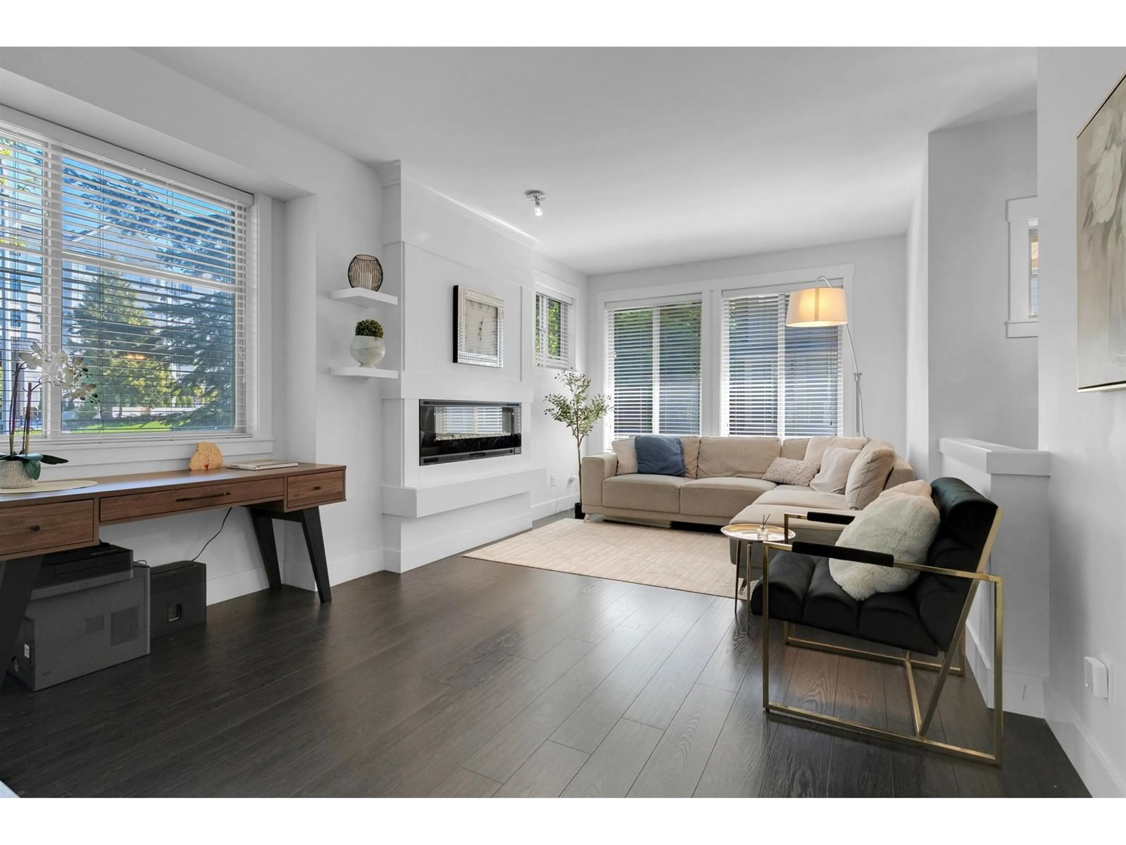 Living room with furniture, wood/laminate floor for 8 - 3266 147, Surrey British Columbia V4P1Z8