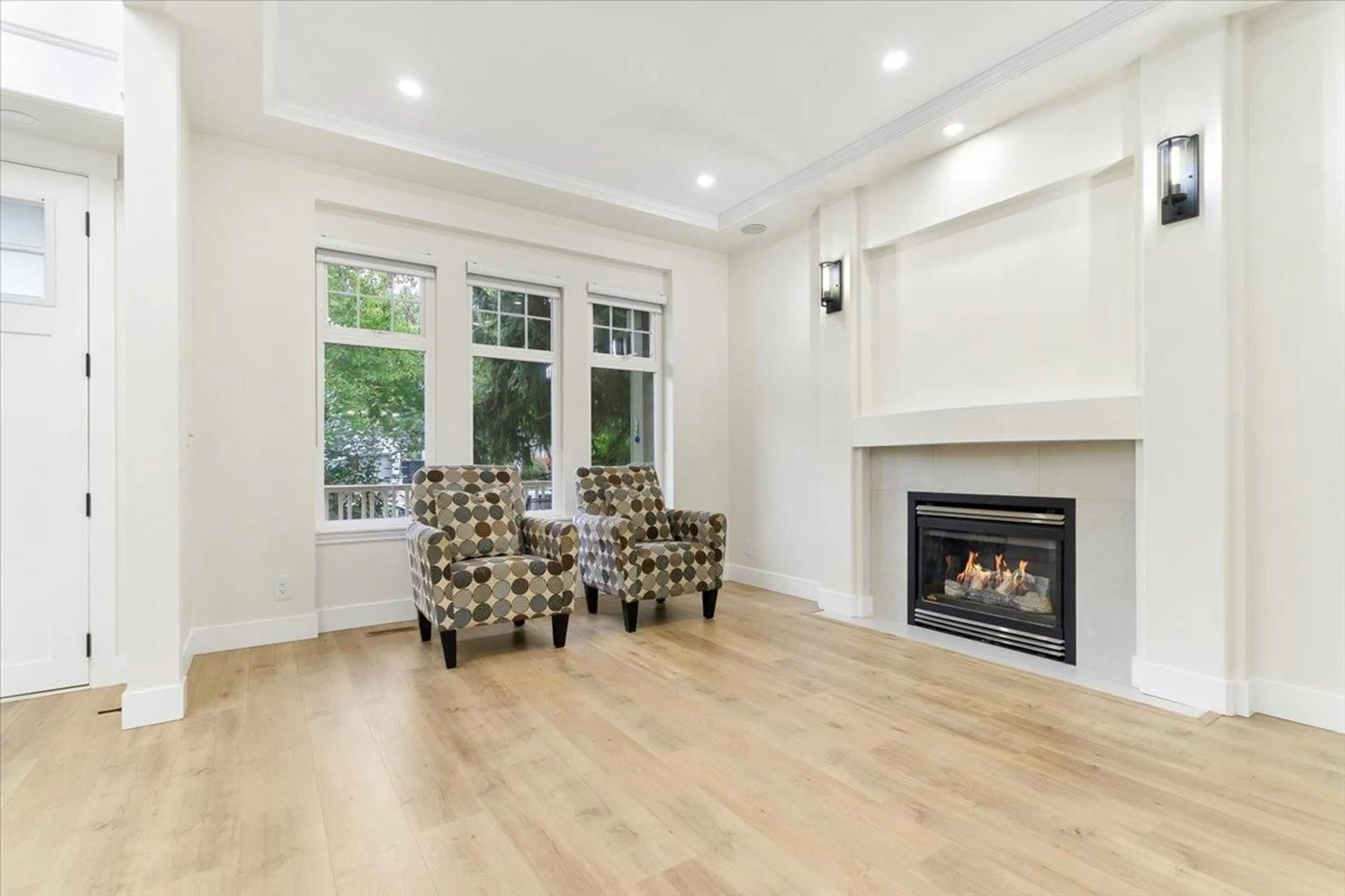 Living room with furniture, wood/laminate floor for 5061 223A, Langley British Columbia V2Y2V2