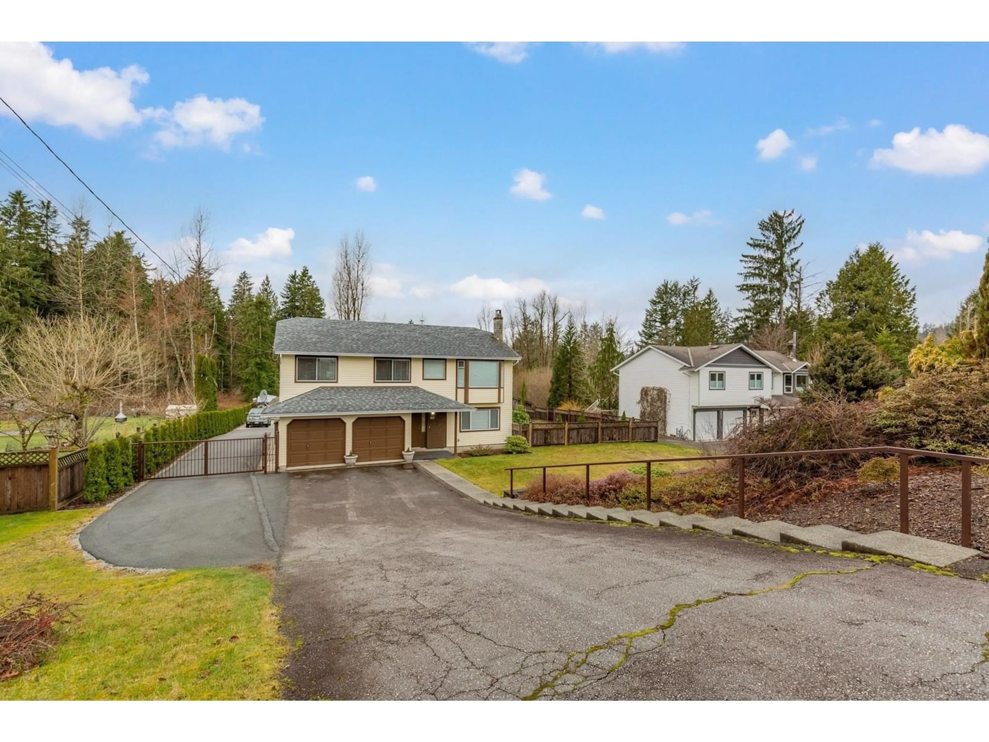A pic from outside/outdoor area/front of a property/back of a property/a pic from drone, street for 9013 HAMMOND, Mission British Columbia V2V6X8