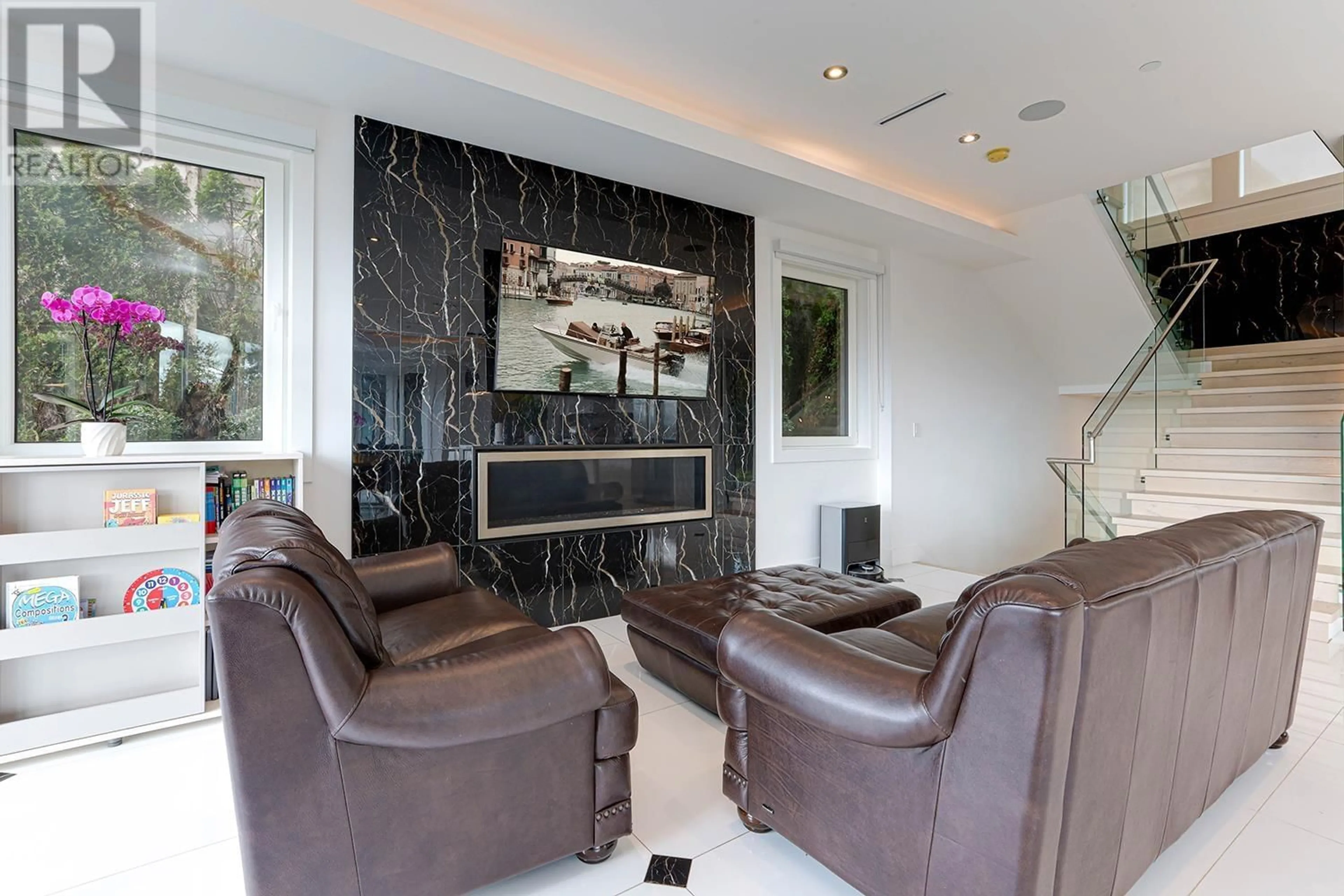 Living room with furniture, ceramic/tile floor for 808 ESQUIMALT AVENUE, West Vancouver British Columbia V7T1J8
