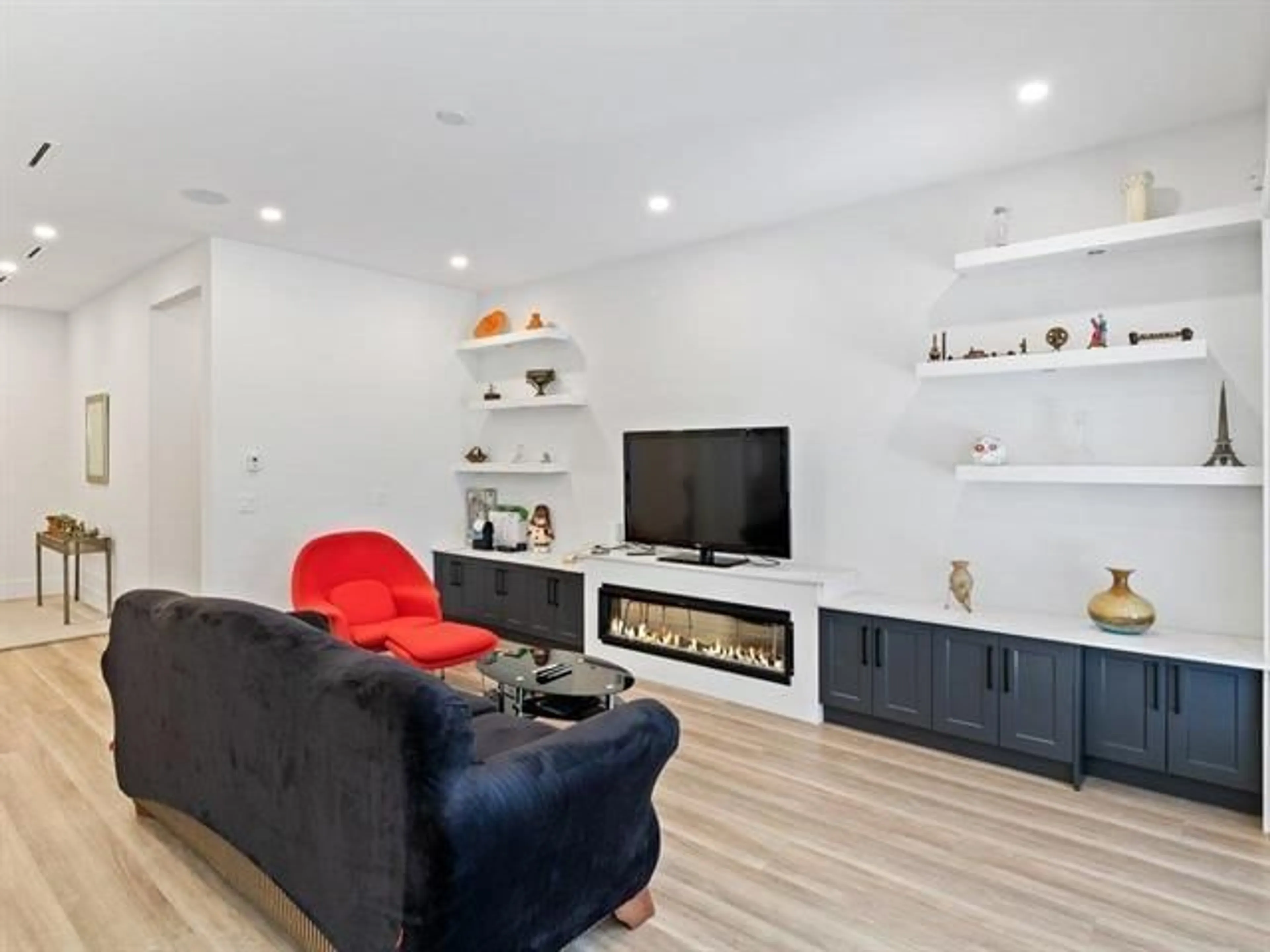 Living room with furniture, wood/laminate floor for 17030 79A, Surrey British Columbia V4N0C6