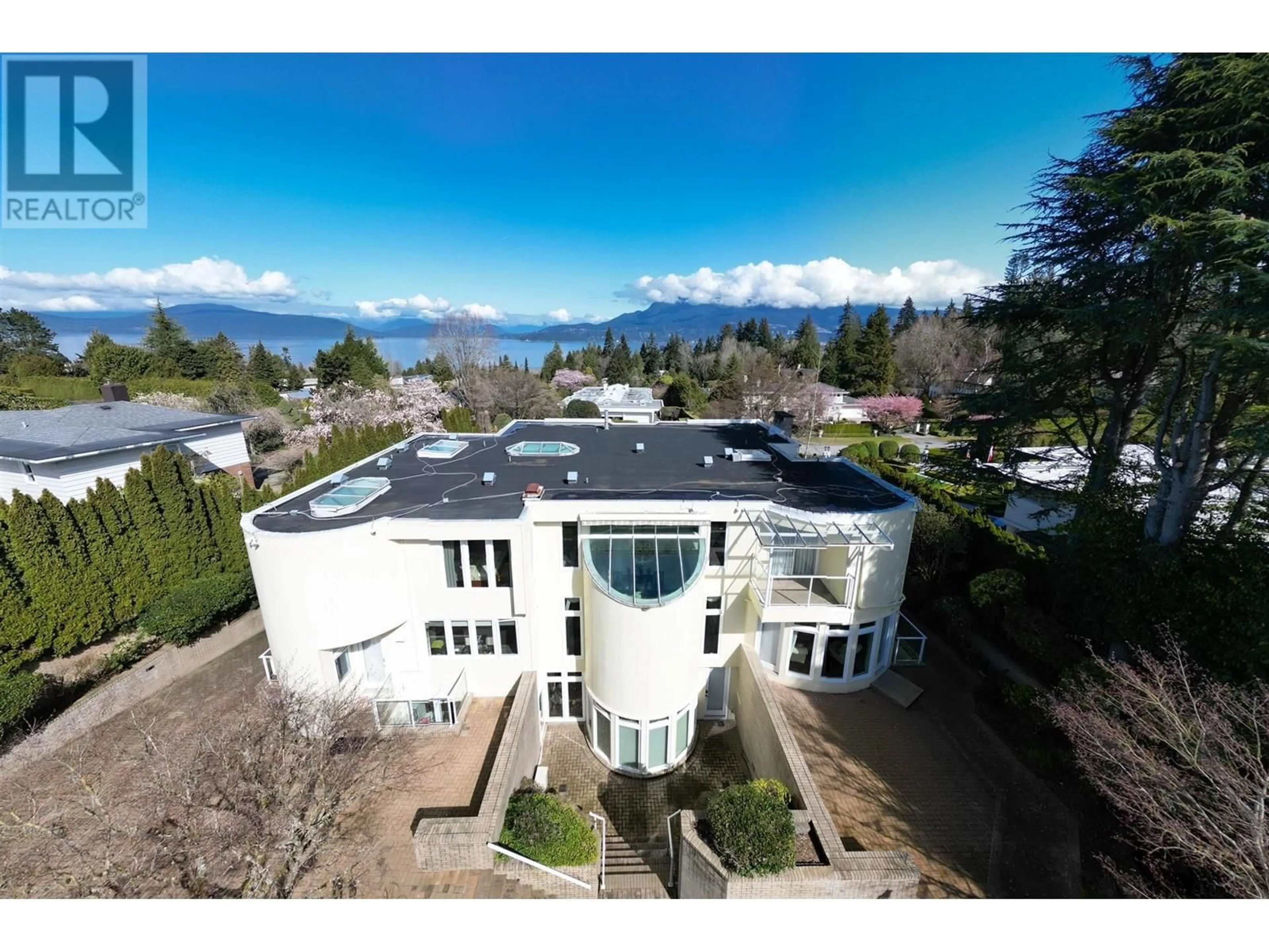 A pic from outside/outdoor area/front of a property/back of a property/a pic from drone, mountain view for 5550 KINGSTON ROAD, Vancouver British Columbia V6T1J1