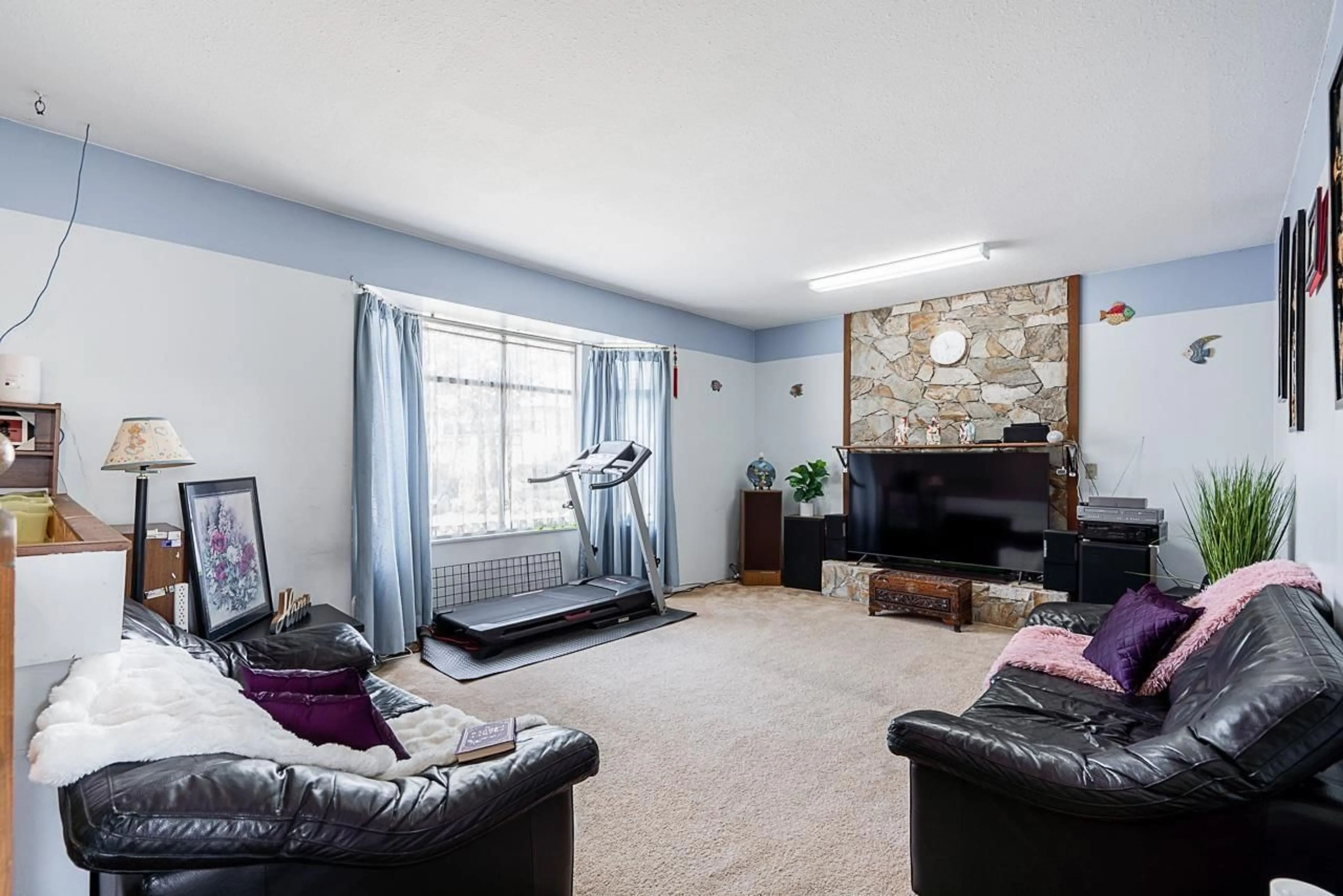 Living room with furniture, unknown for 13708 90A, Surrey British Columbia V3V7P2