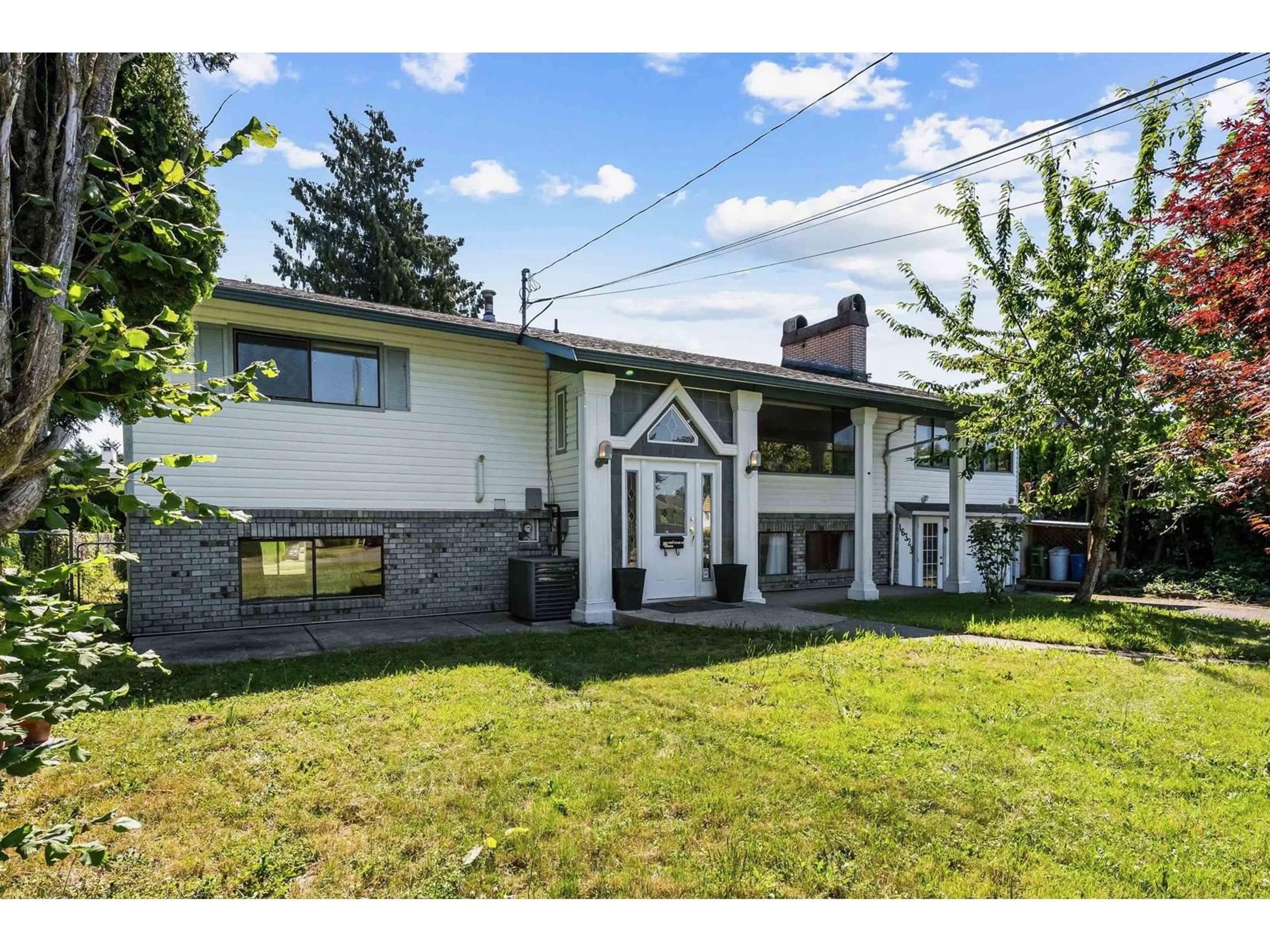 A pic from outside/outdoor area/front of a property/back of a property/a pic from drone, street for 46323 MAGNOLIA AVENUE, Chilliwack British Columbia V2P3J1