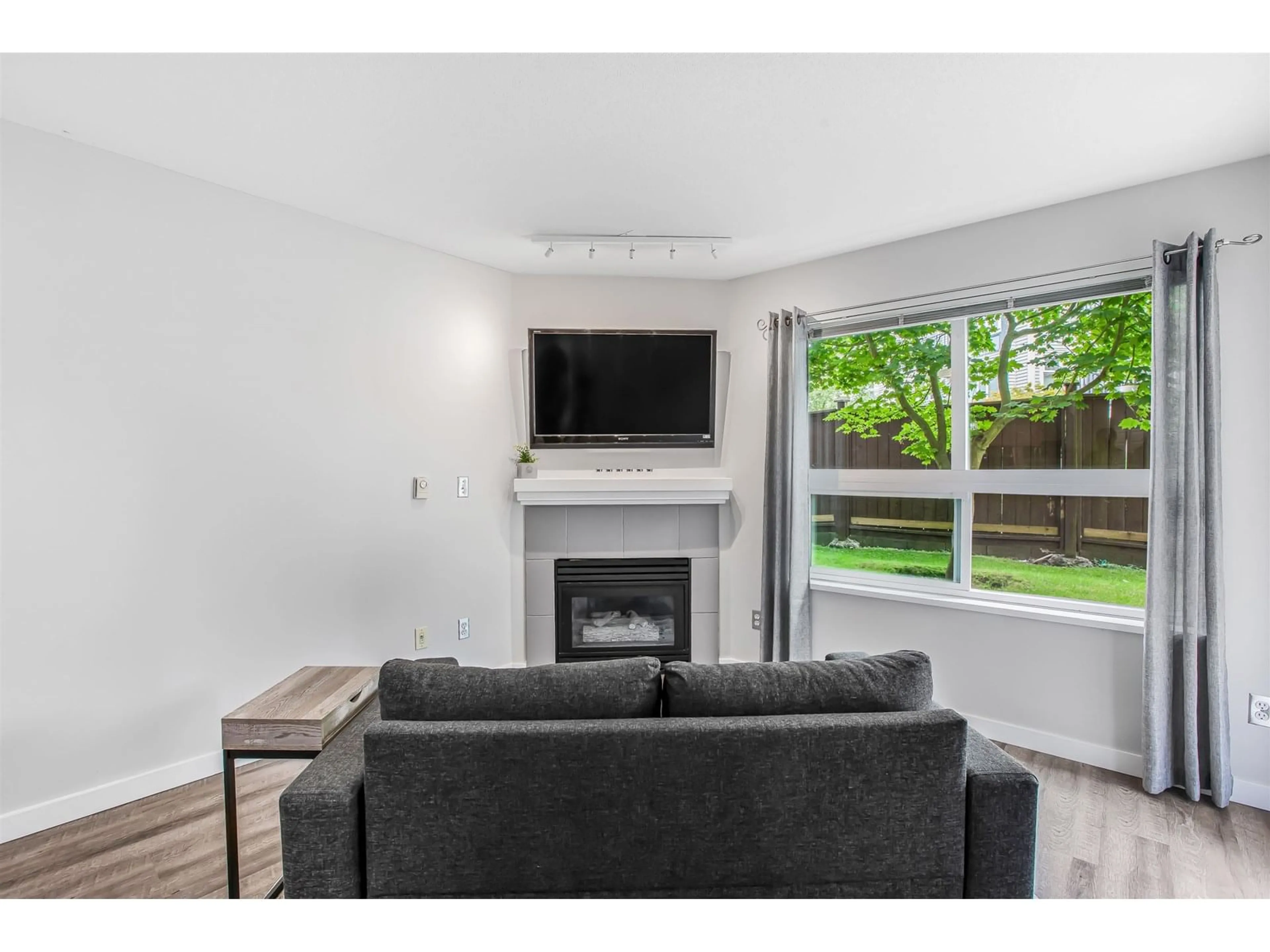 Living room with furniture, wood/laminate floor for 108 - 8068 120A, Surrey British Columbia V3W3P3