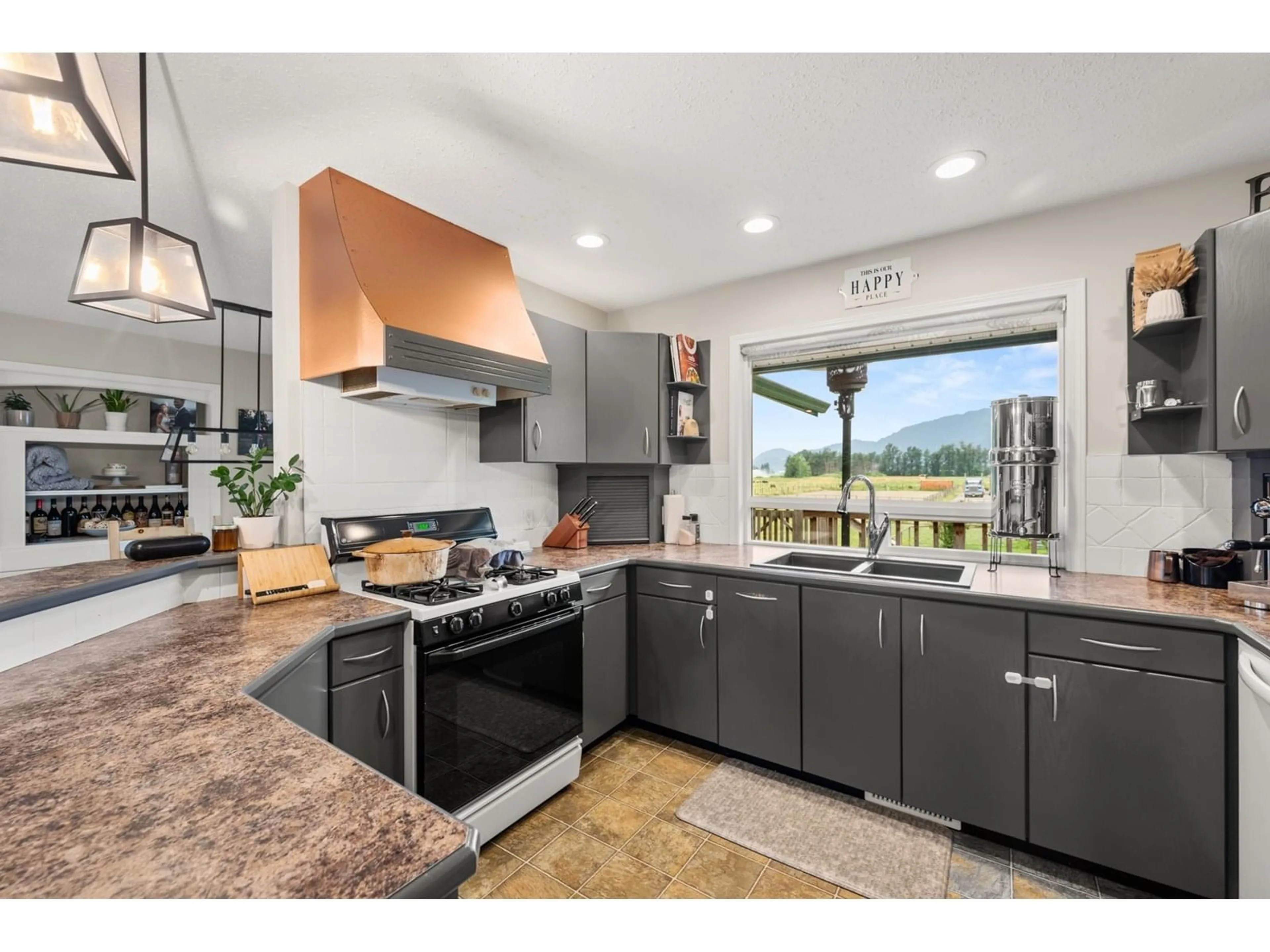 Open concept kitchen, ceramic/tile floor for 5063 BOUNDARY, Abbotsford British Columbia V3G2N4