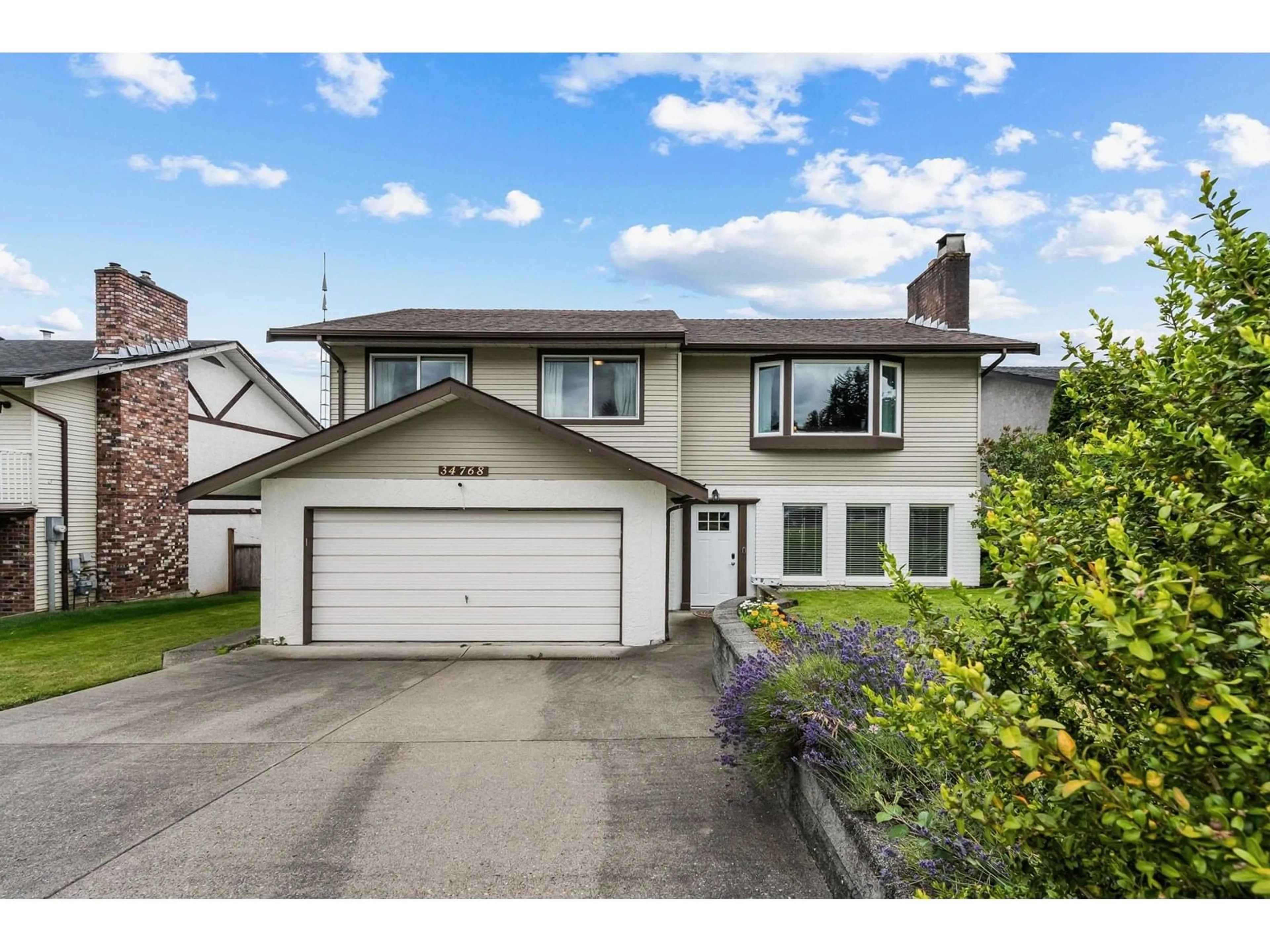 Home with vinyl exterior material, street for 34768 CHANTRELL, Abbotsford British Columbia V2S5W4