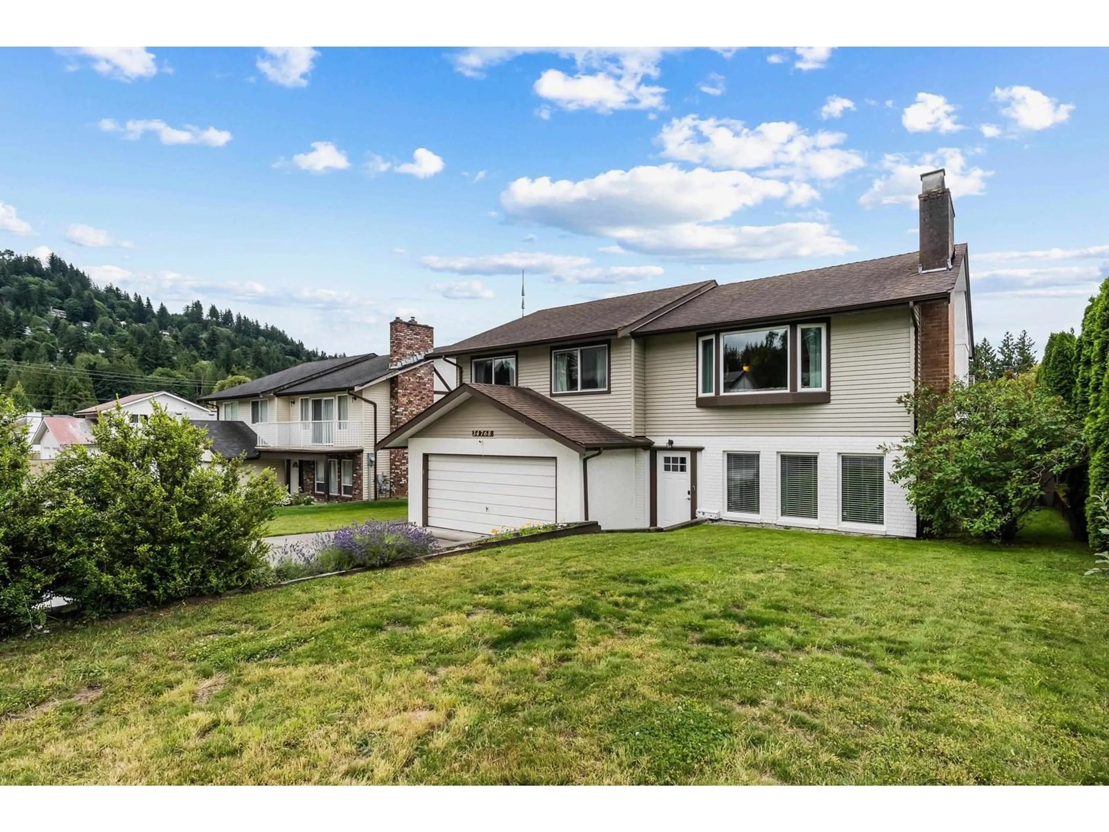 A pic from outside/outdoor area/front of a property/back of a property/a pic from drone, unknown for 34768 CHANTRELL, Abbotsford British Columbia V2S5W4