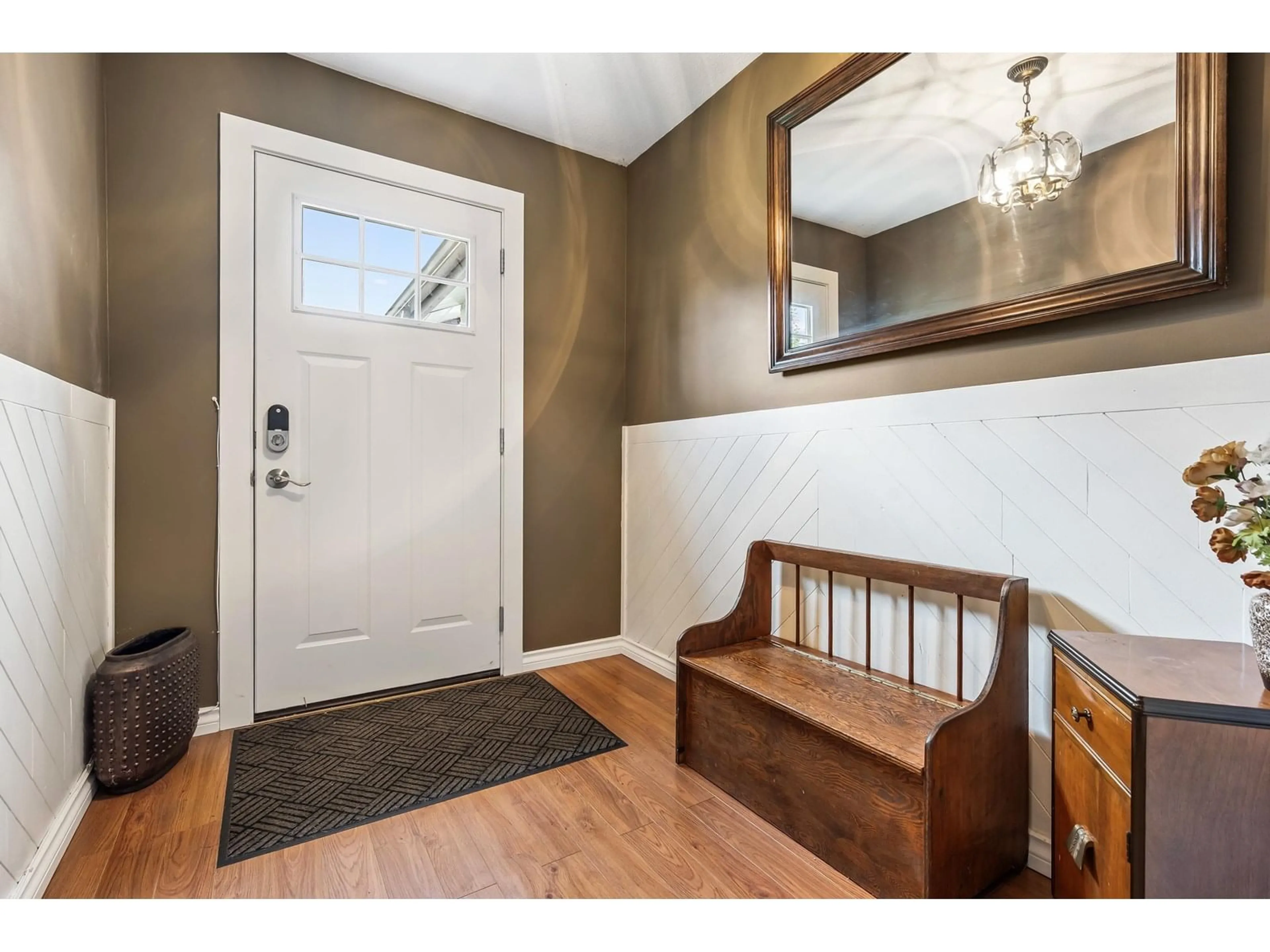 Indoor entryway for 34768 CHANTRELL, Abbotsford British Columbia V2S5W4