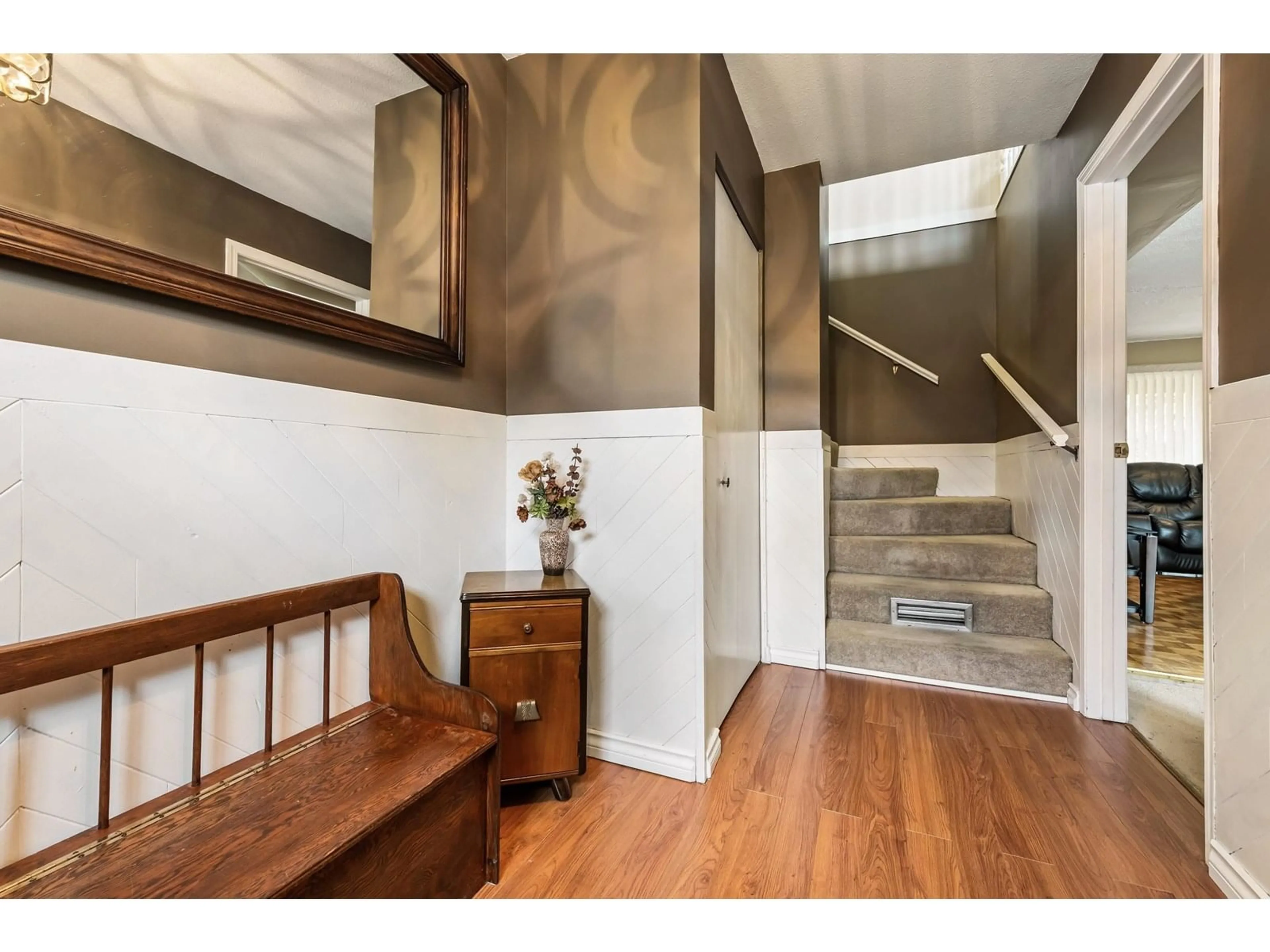 Indoor entryway for 34768 CHANTRELL, Abbotsford British Columbia V2S5W4