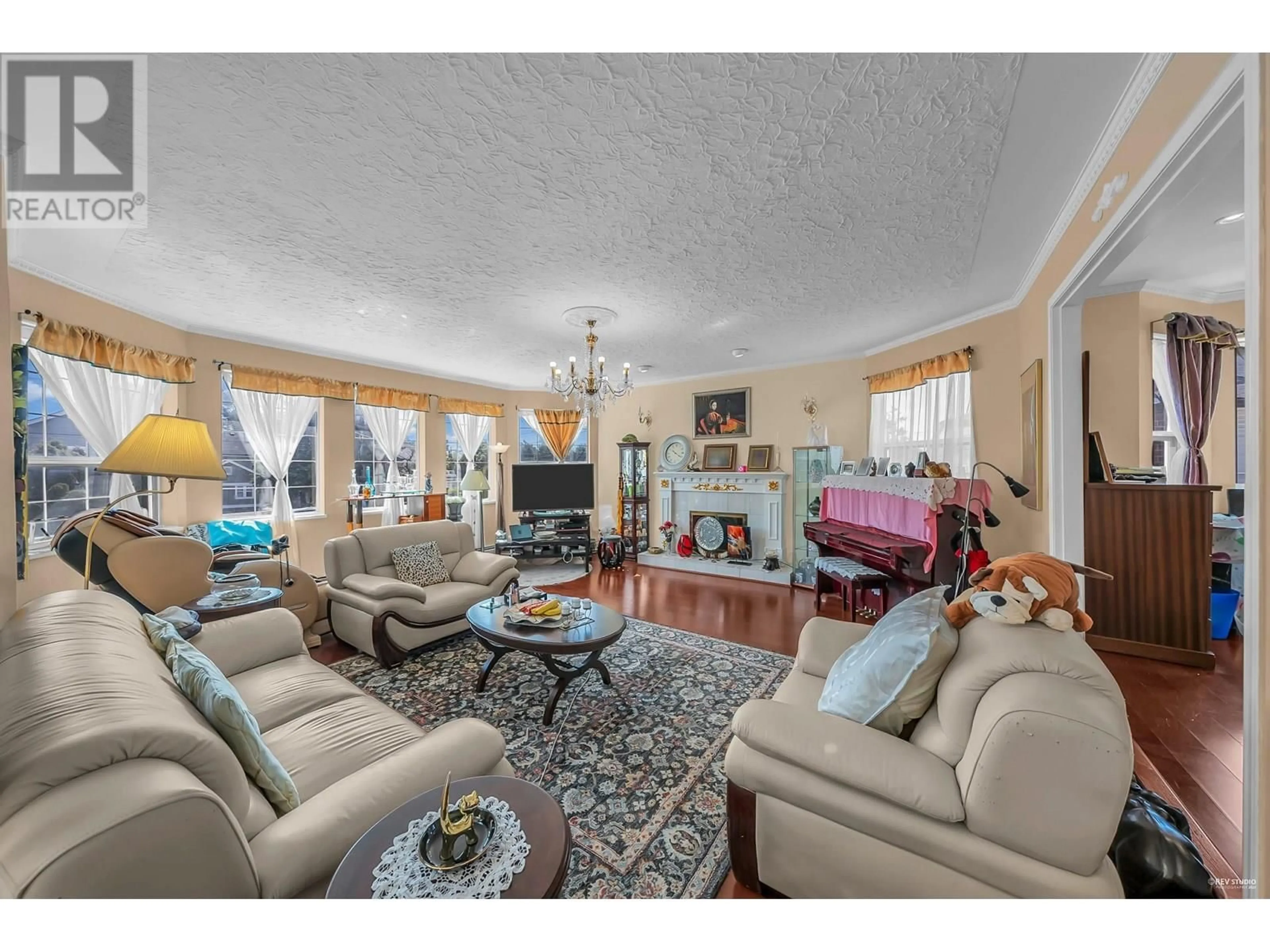Living room with furniture, unknown for 8071 NO. 4 ROAD, Richmond British Columbia V6Y2T7