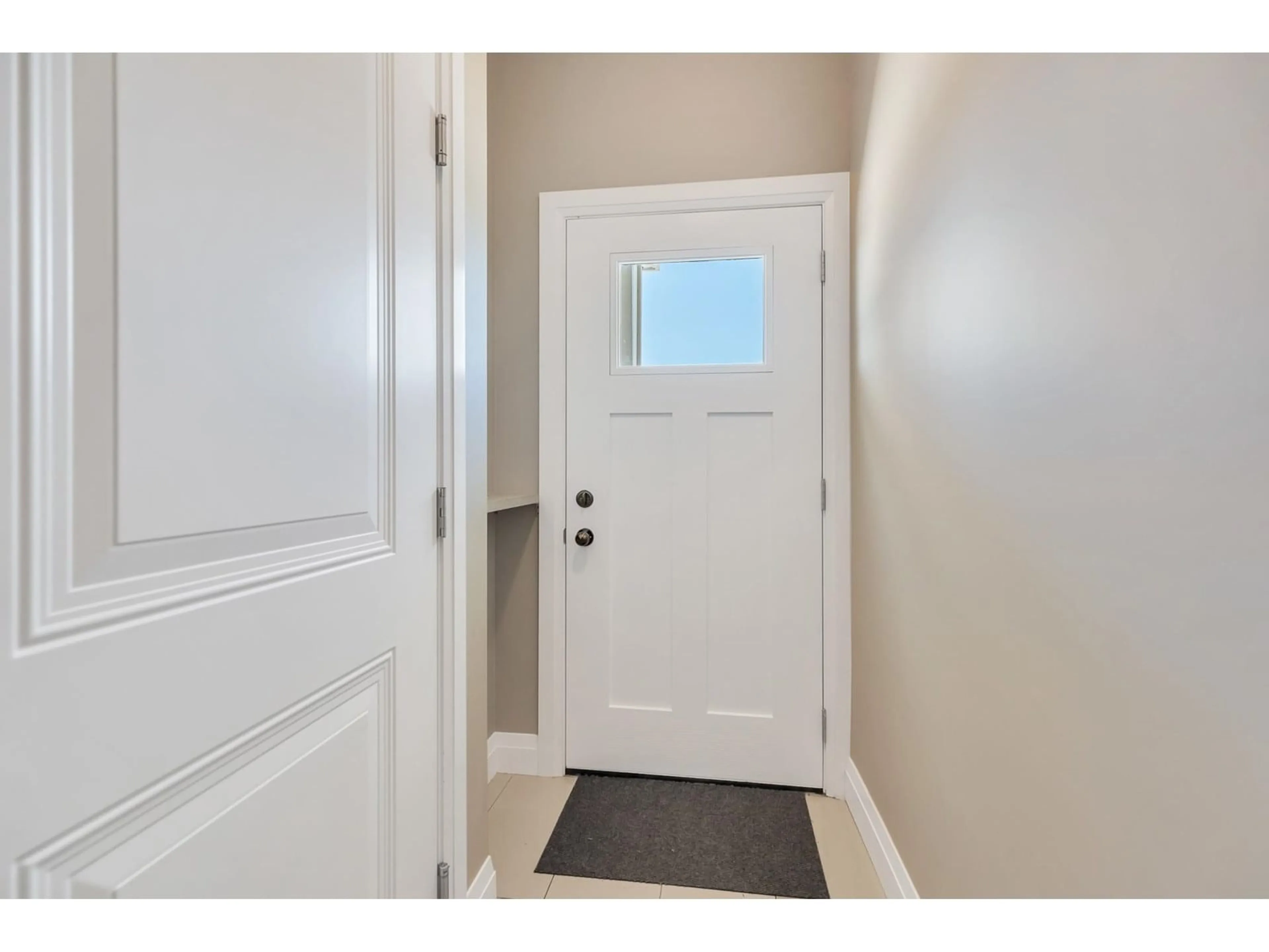 Indoor entryway for 3 - 6026 LINDEMAN STREET, Chilliwack British Columbia V2R0W1