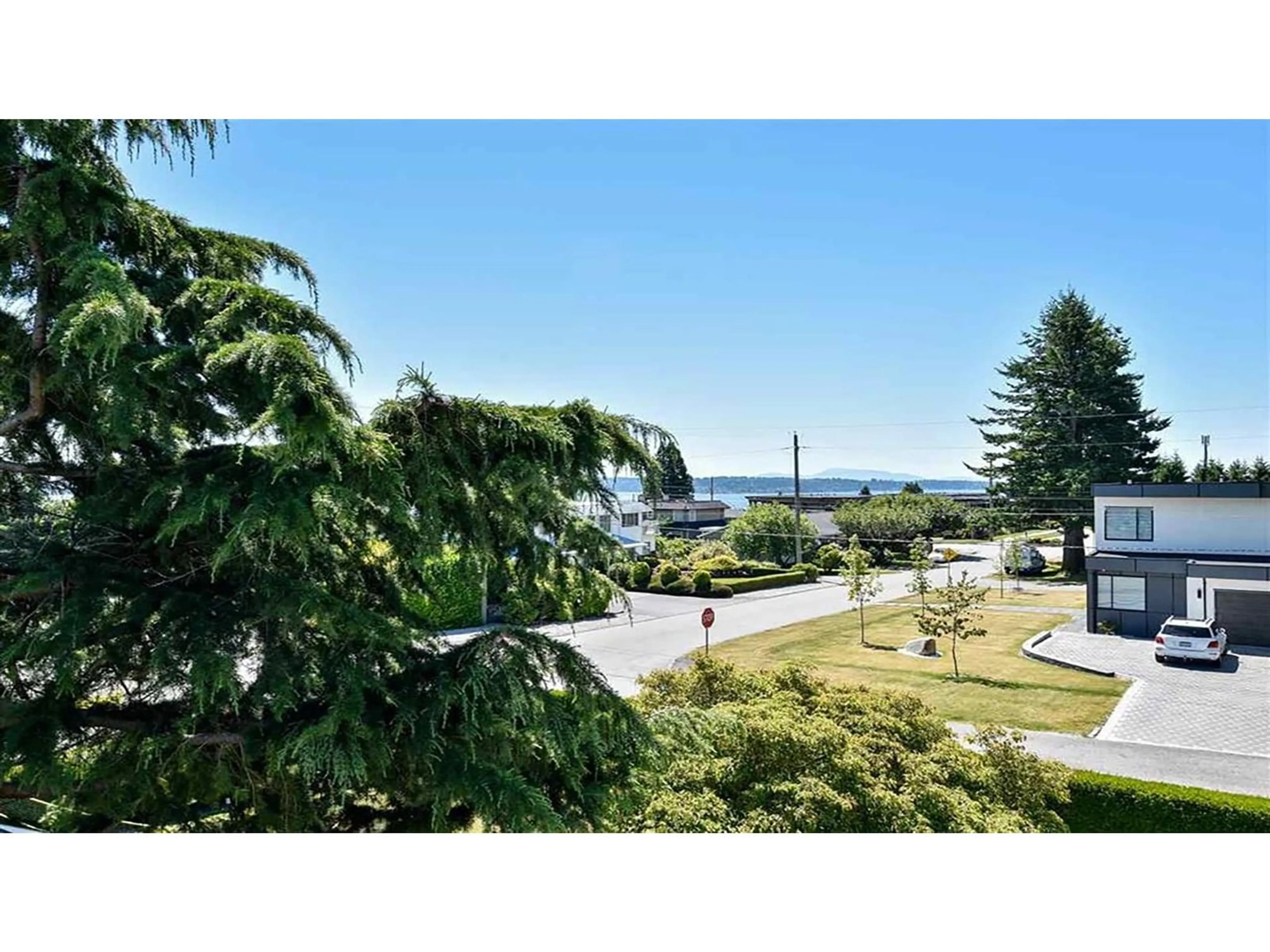A pic from outside/outdoor area/front of a property/back of a property/a pic from drone, water/lake/river/ocean view for 1121 CYPRESS, White Rock British Columbia V4B4H5