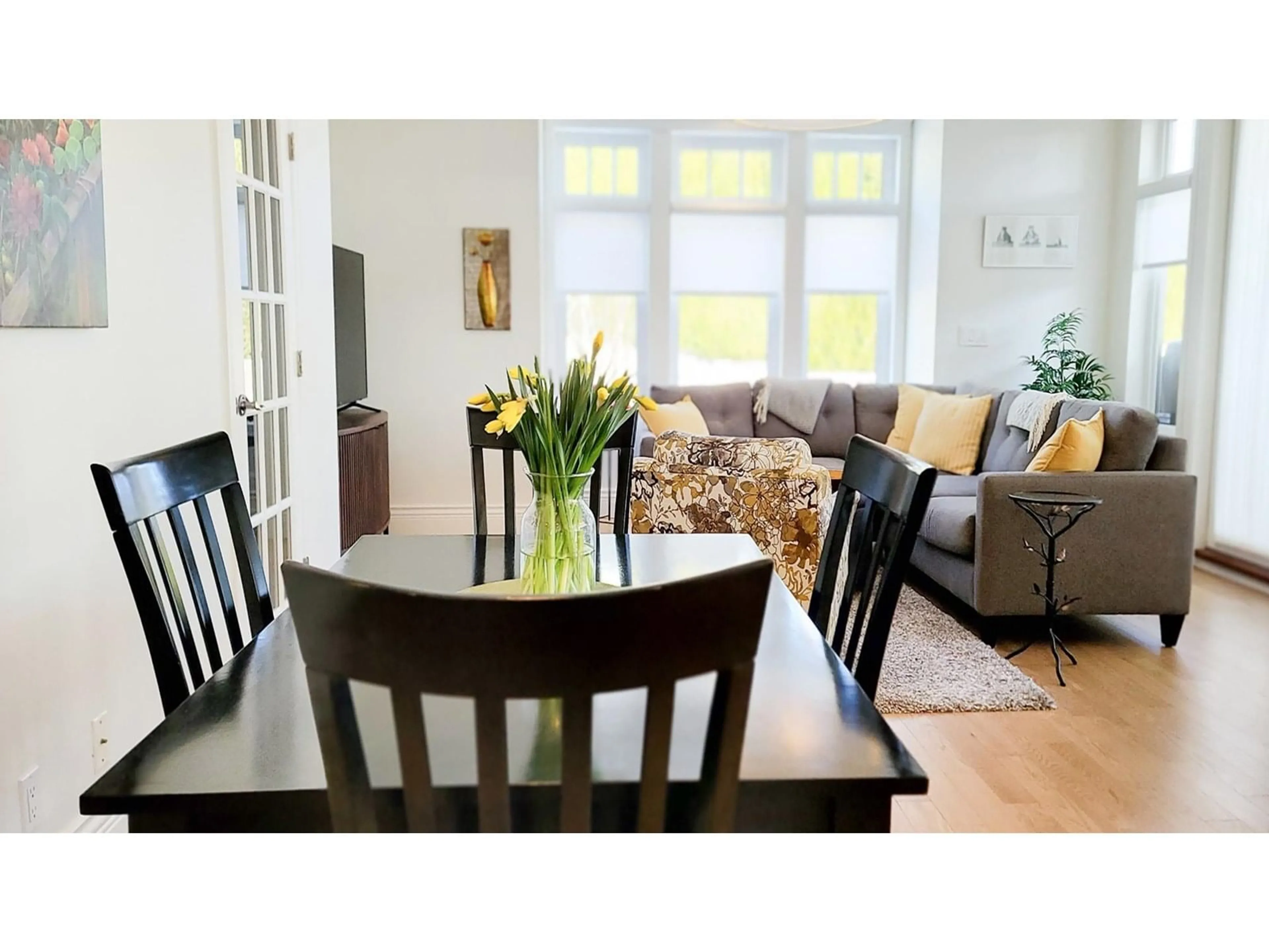Living room with furniture, wood/laminate floor for 1121 CYPRESS, White Rock British Columbia V4B4H5