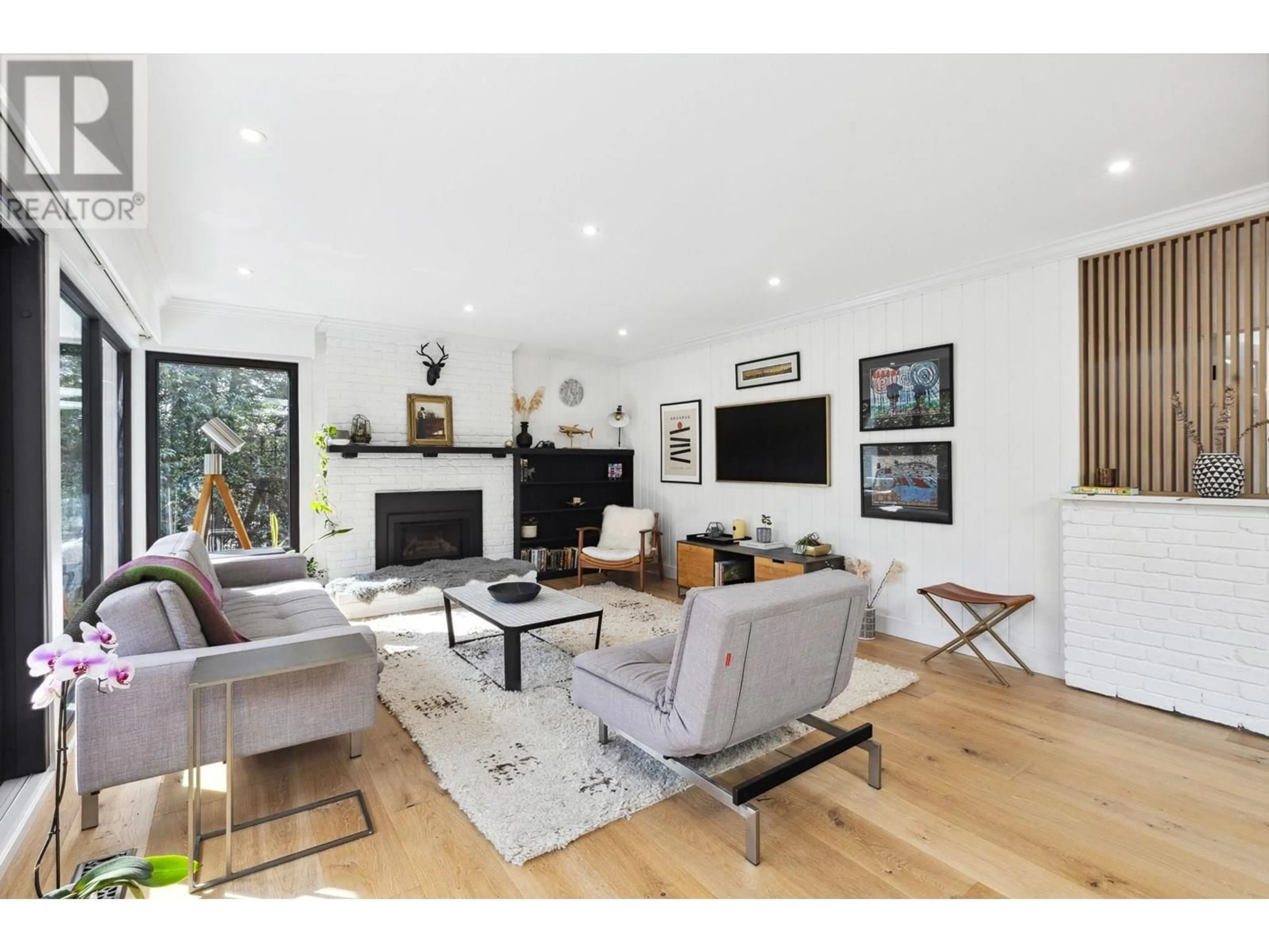 Living room with furniture, wood/laminate floor for 1820 FULTON AVENUE, West Vancouver British Columbia V7V1S9