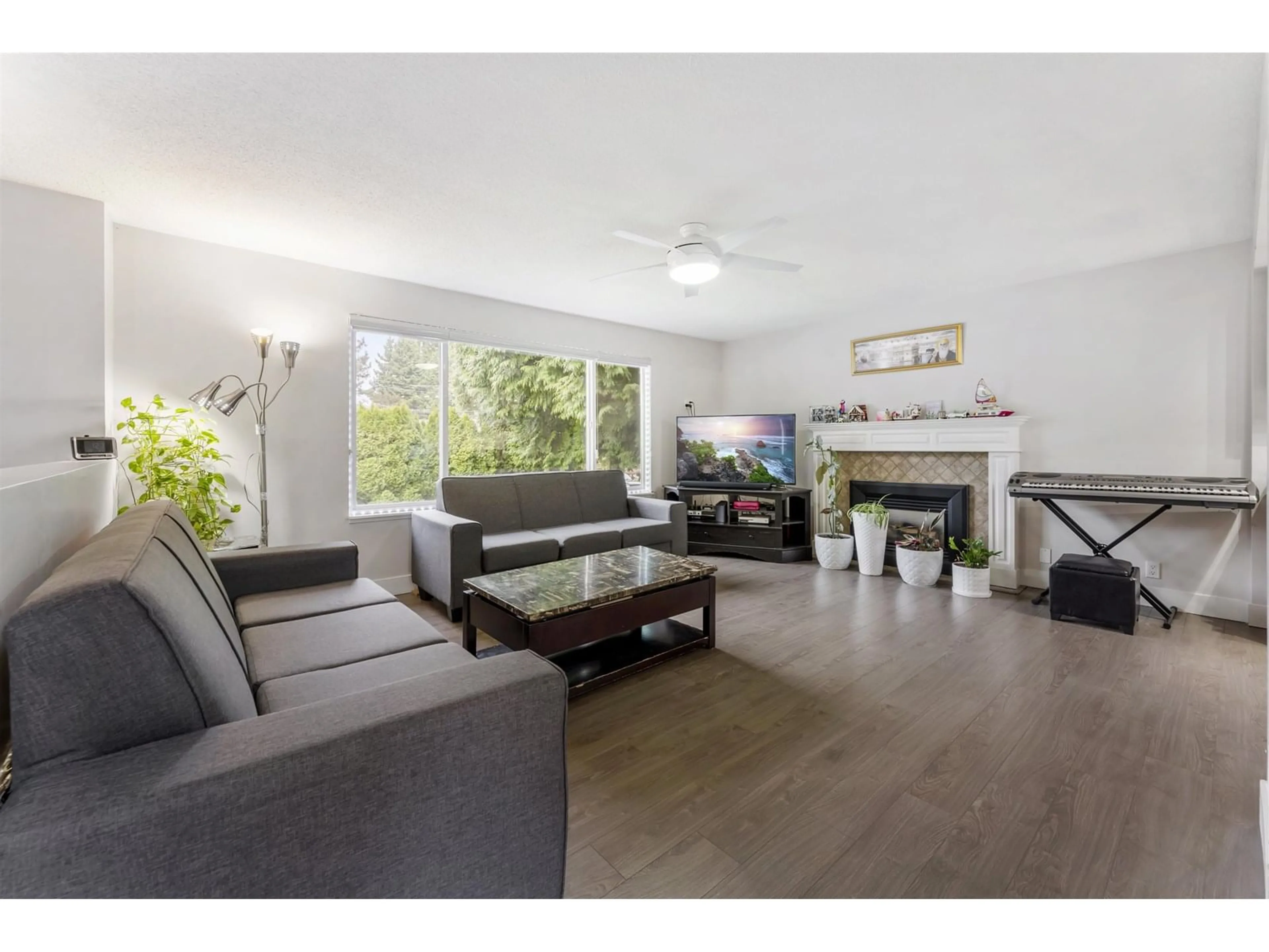 Living room with furniture, wood/laminate floor for 11725 83A, Delta British Columbia V4C2J9
