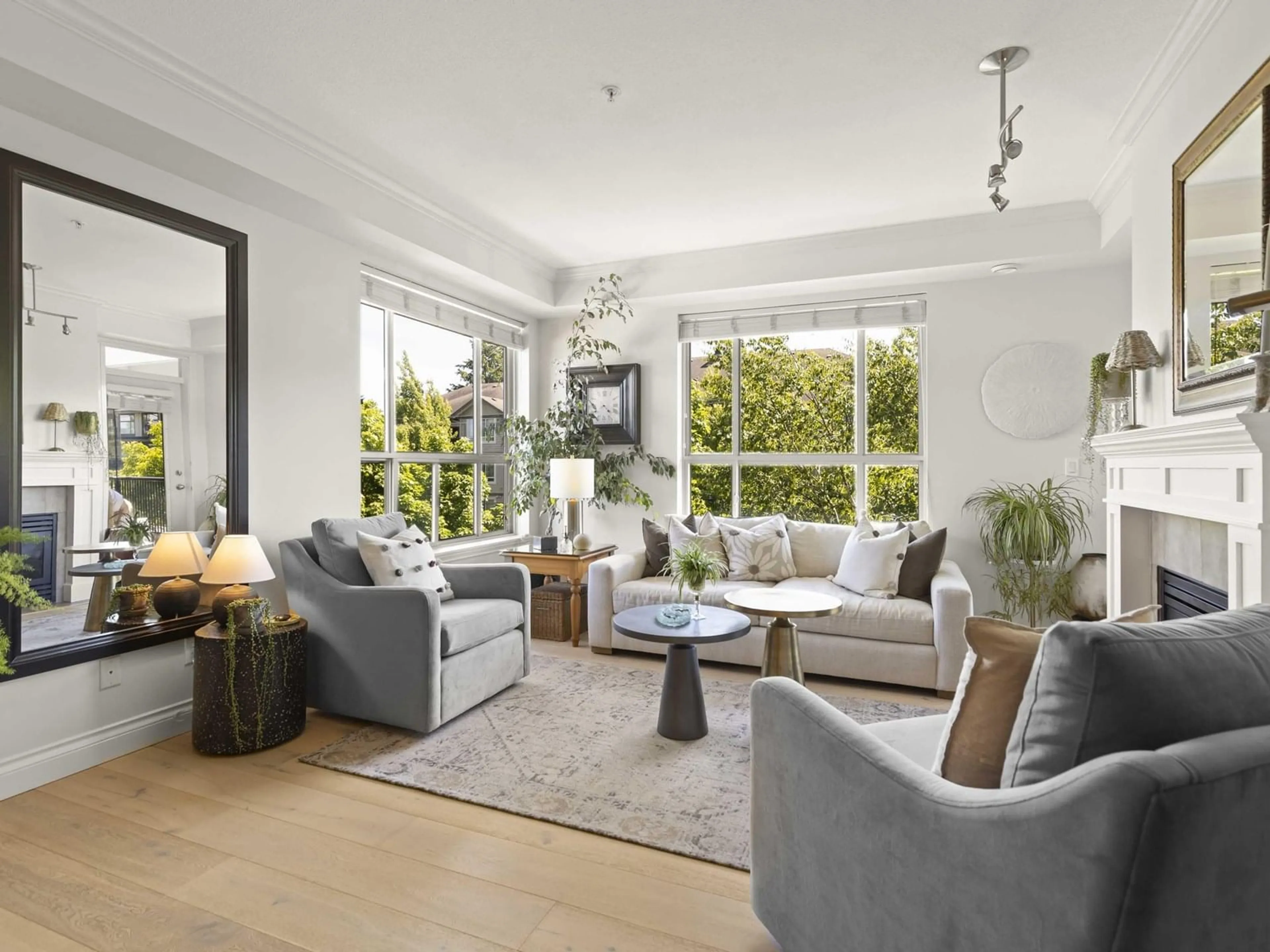 Living room with furniture, unknown for 303 - 15357 17A, Surrey British Columbia V4A1V4