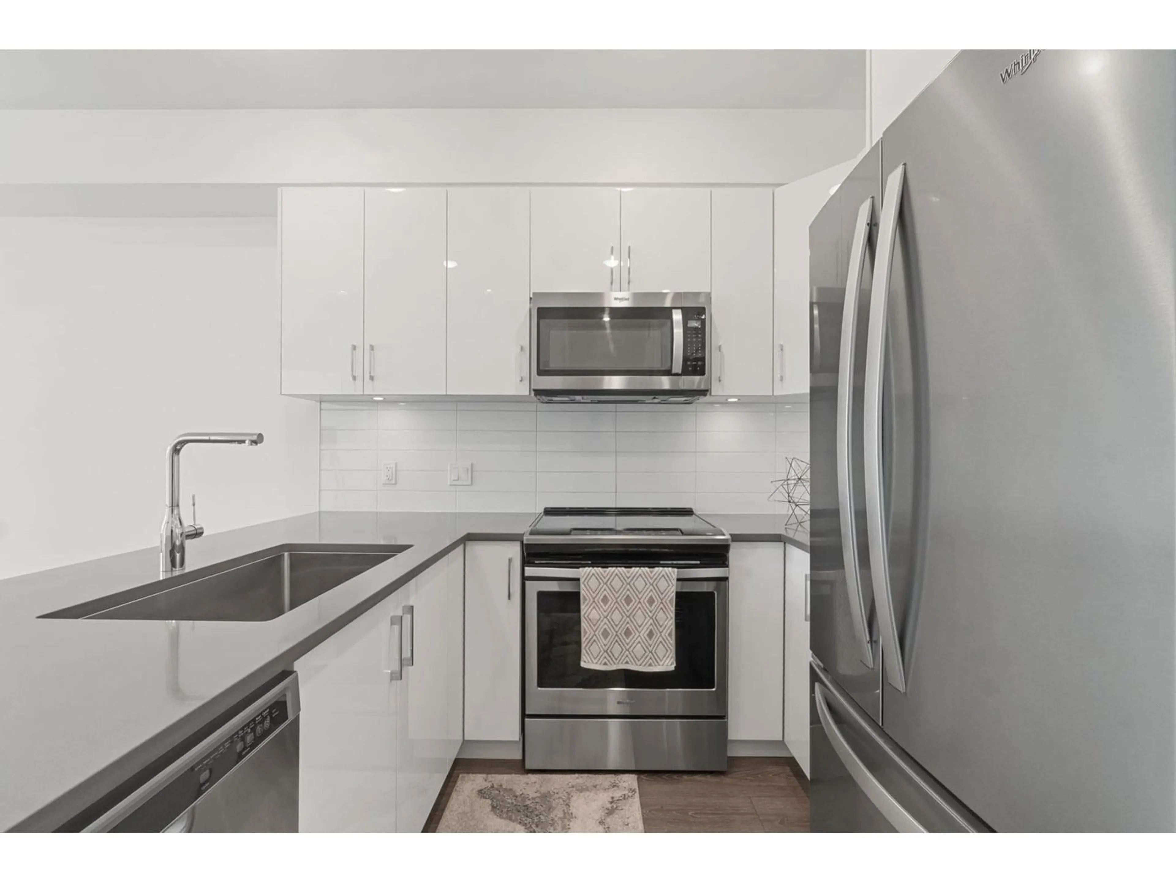 Standard kitchen, unknown for 503 - 15351 101, Surrey British Columbia V3R0G2