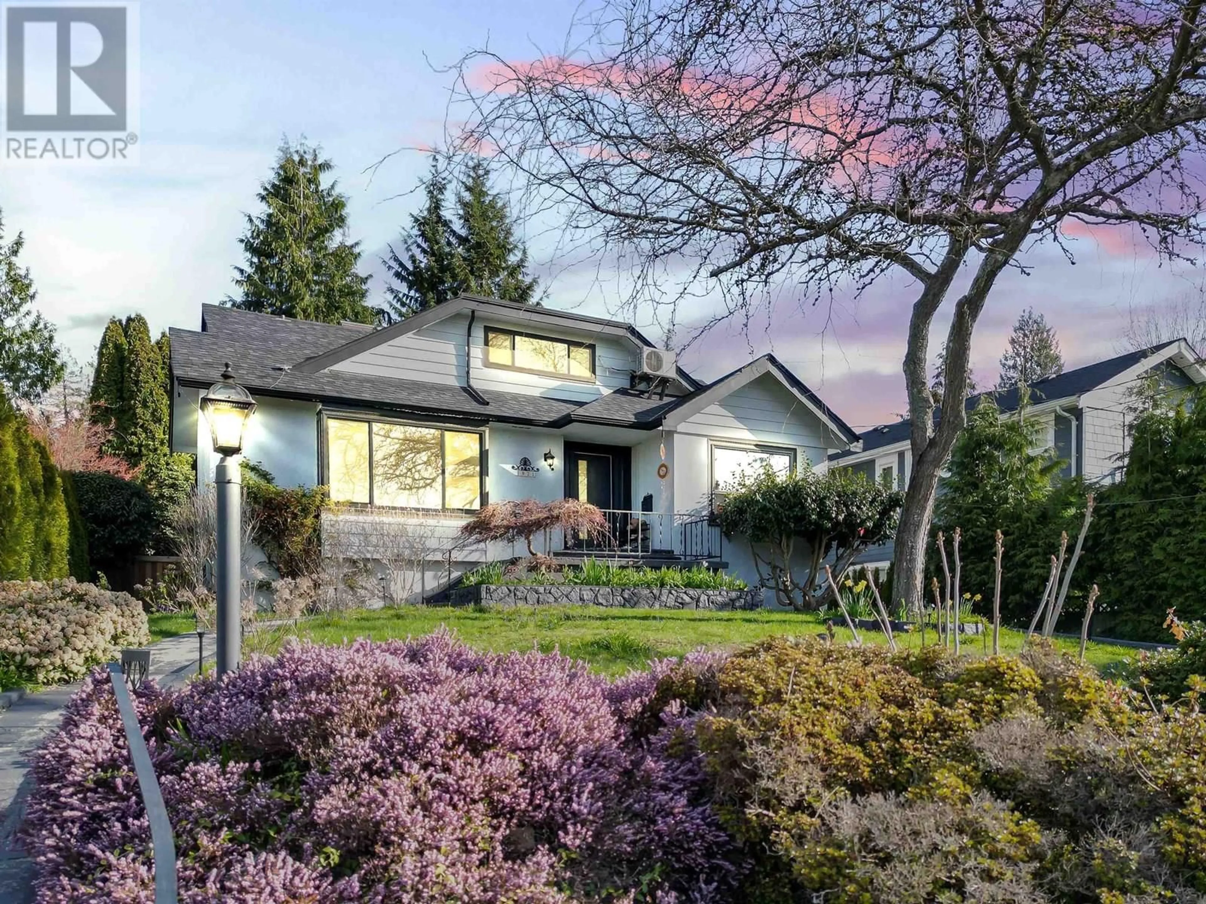 A pic from outside/outdoor area/front of a property/back of a property/a pic from drone, street for 1921 FULTON AVENUE, West Vancouver British Columbia V7V1T2