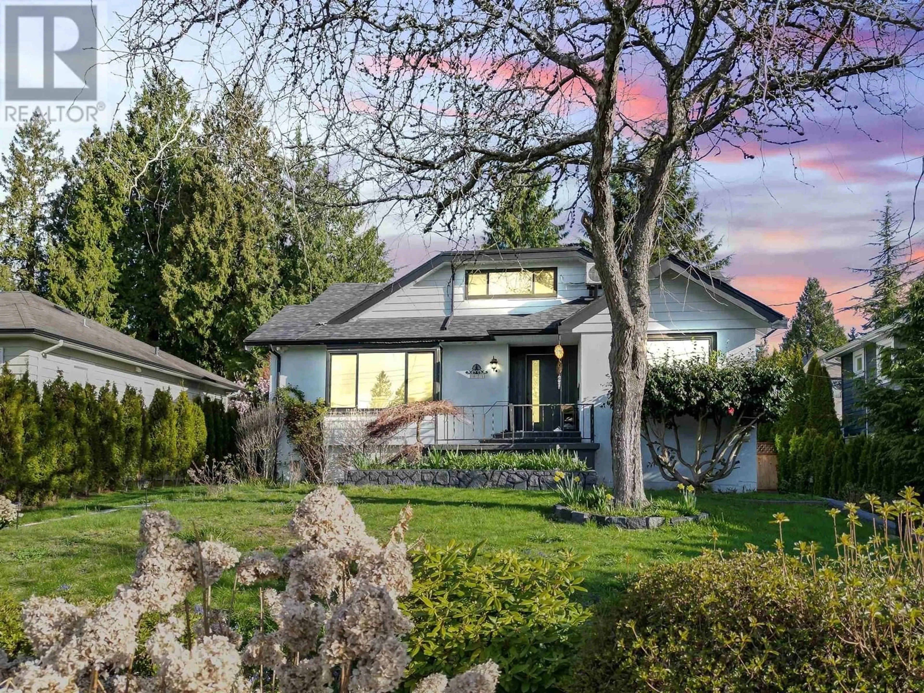 Home with vinyl exterior material, street for 1921 FULTON AVENUE, West Vancouver British Columbia V7V1T2