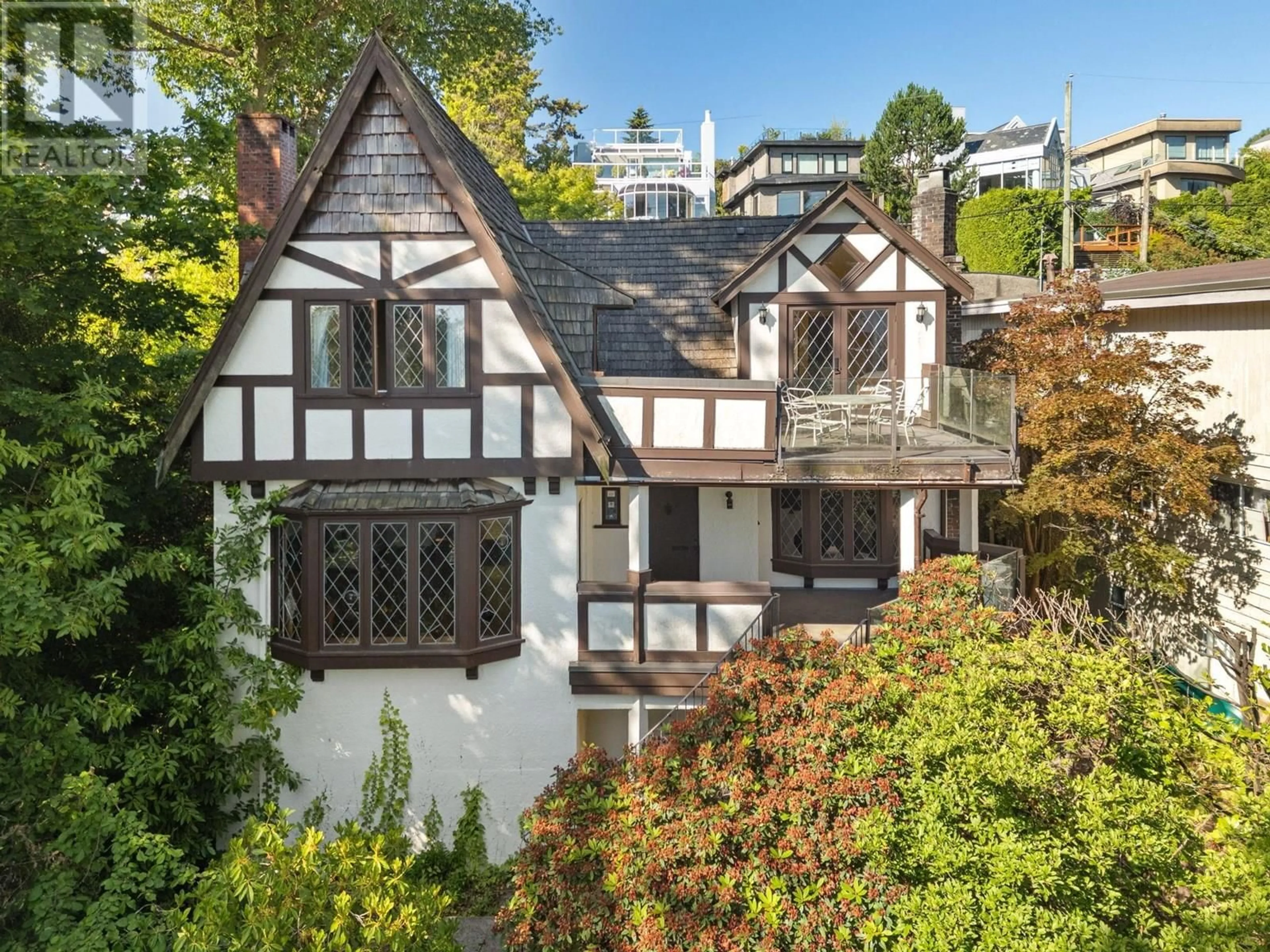 A pic from outside/outdoor area/front of a property/back of a property/a pic from drone, street for 2806 KING EDWARD AVENUE, Vancouver British Columbia V6L1T9