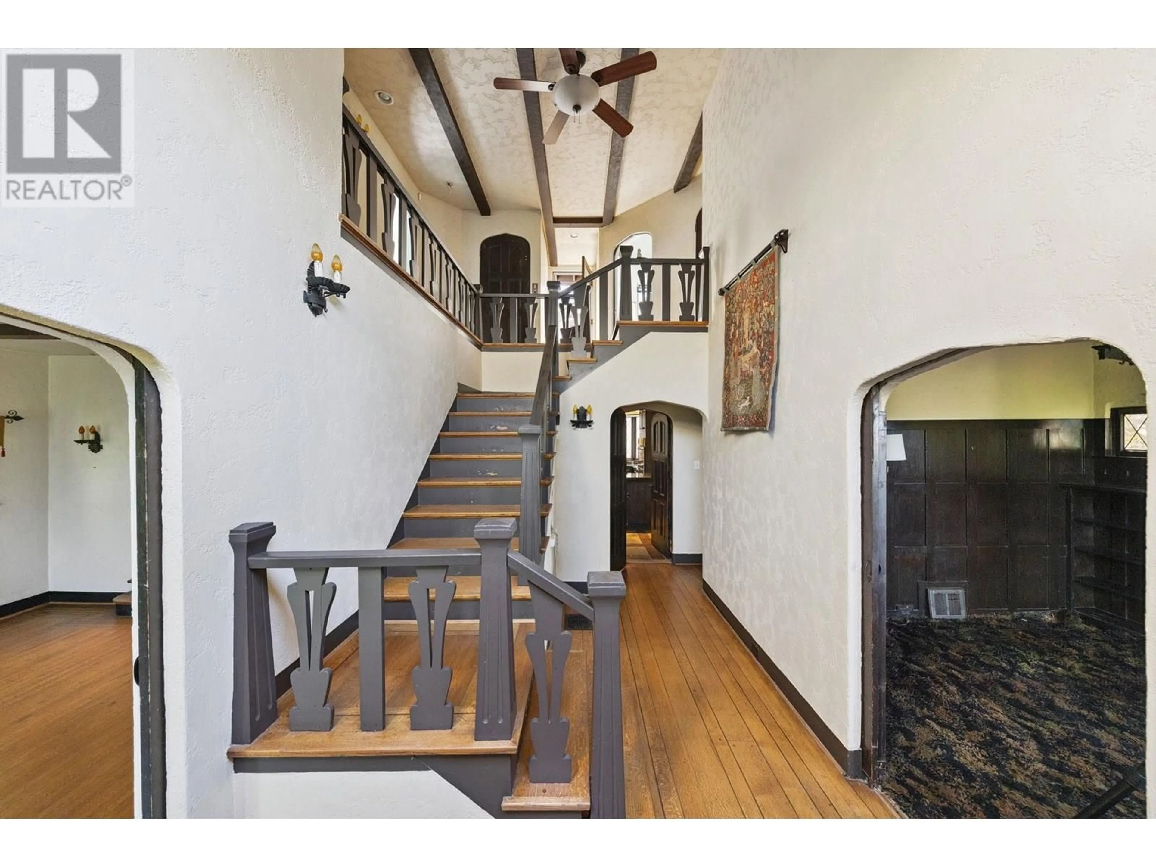 Indoor foyer for 2806 KING EDWARD AVENUE, Vancouver British Columbia V6L1T9