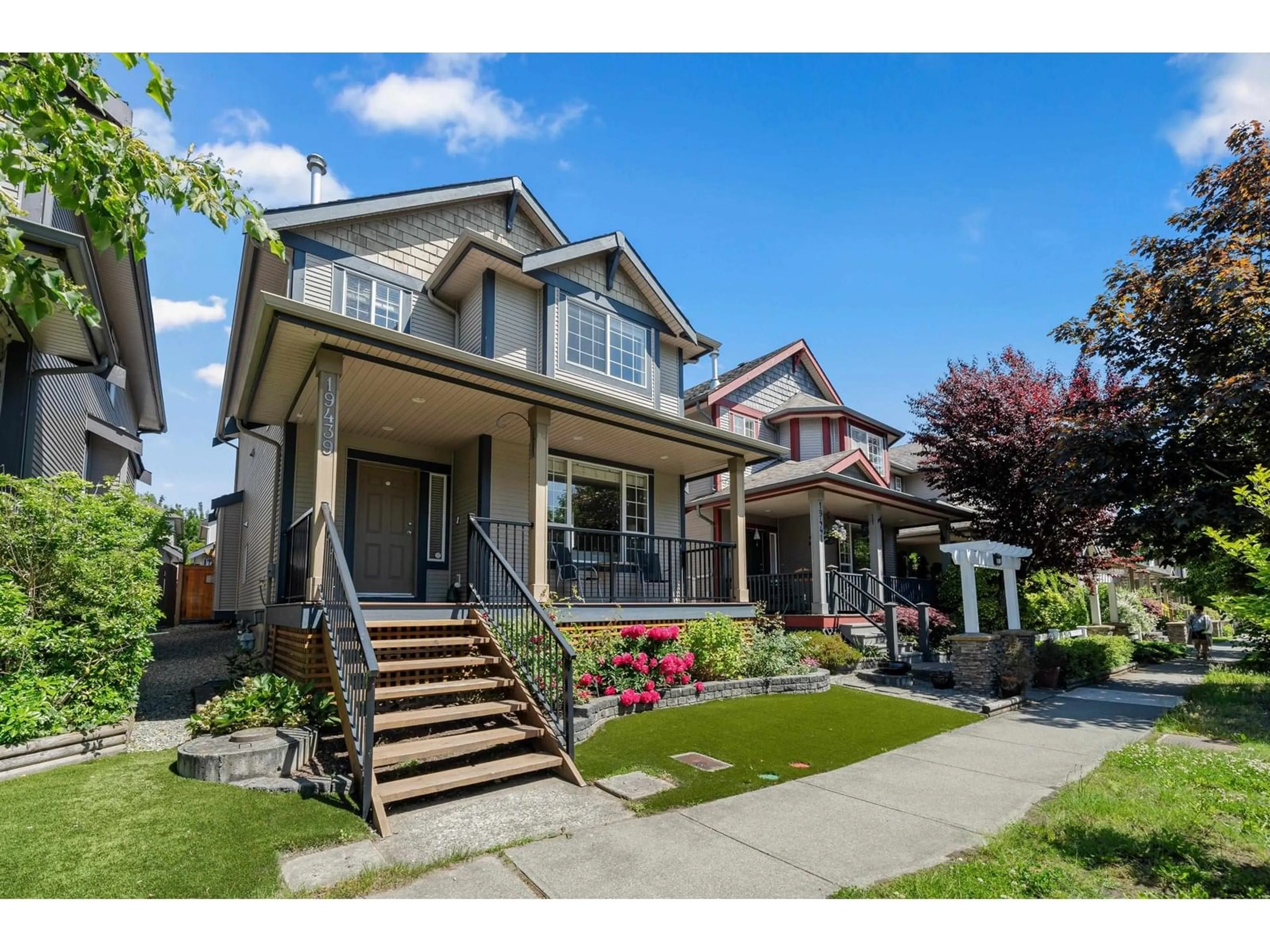 Home with vinyl exterior material, street for 19439 66, Surrey British Columbia V4N0C3