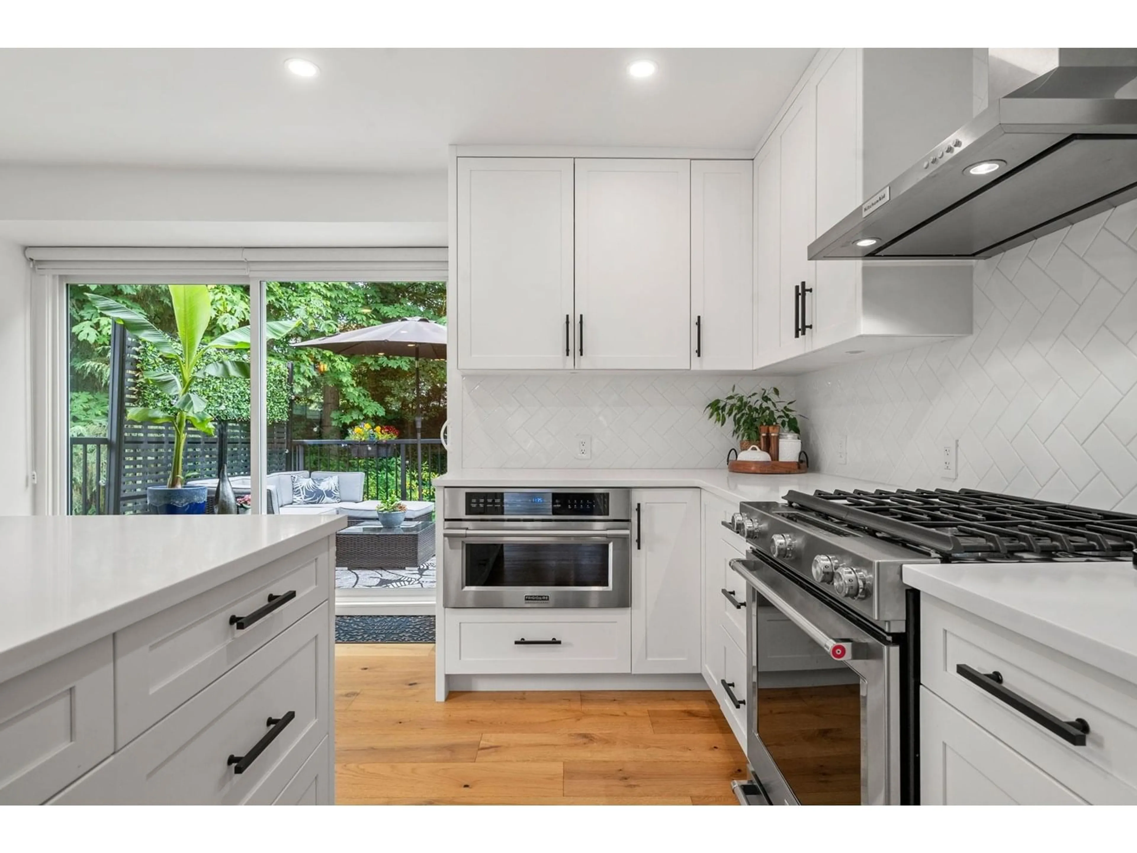 Contemporary kitchen, unknown for 19610 50A, Langley British Columbia V3A7L2