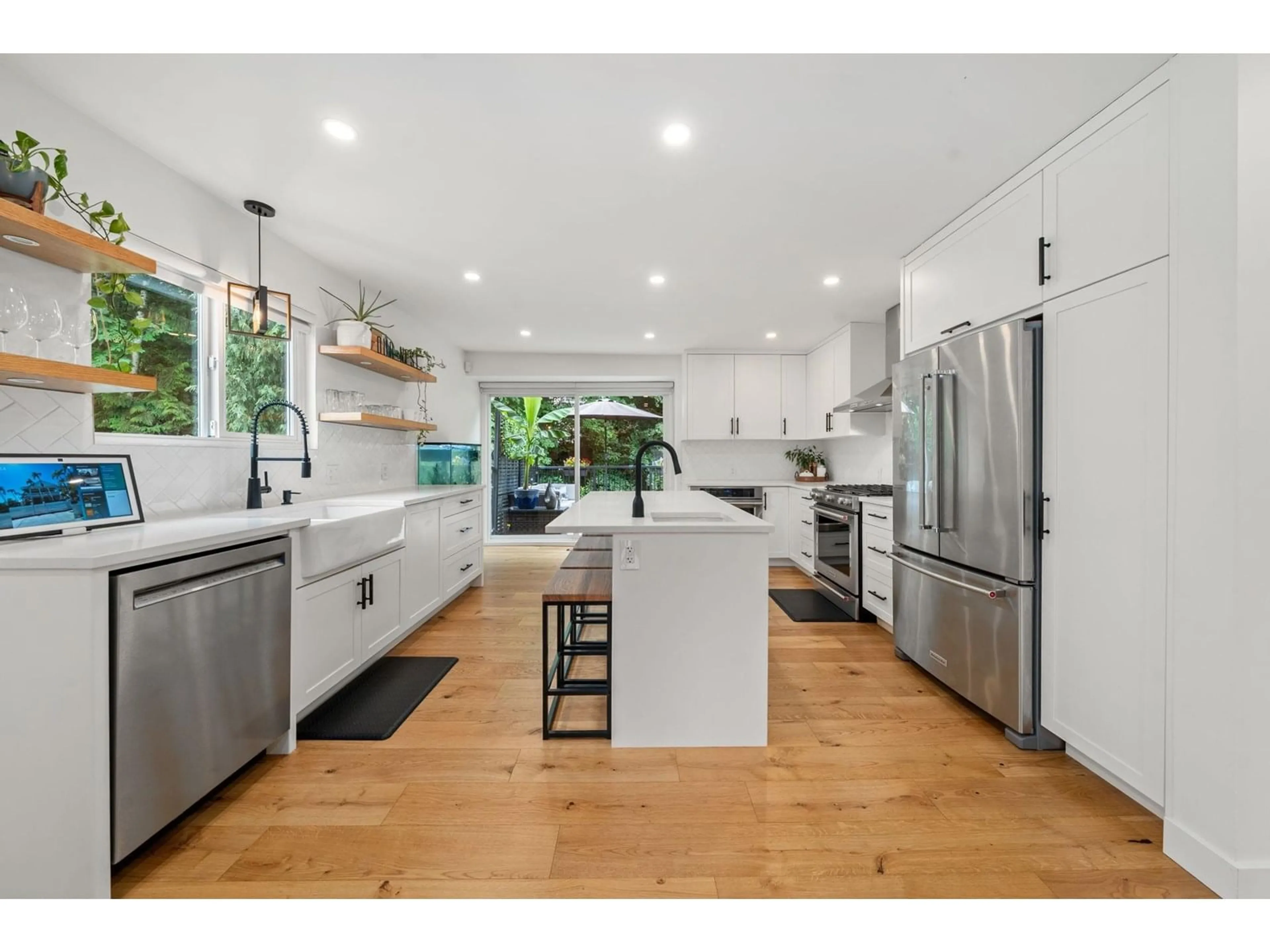 Open concept kitchen, unknown for 19610 50A, Langley British Columbia V3A7L2