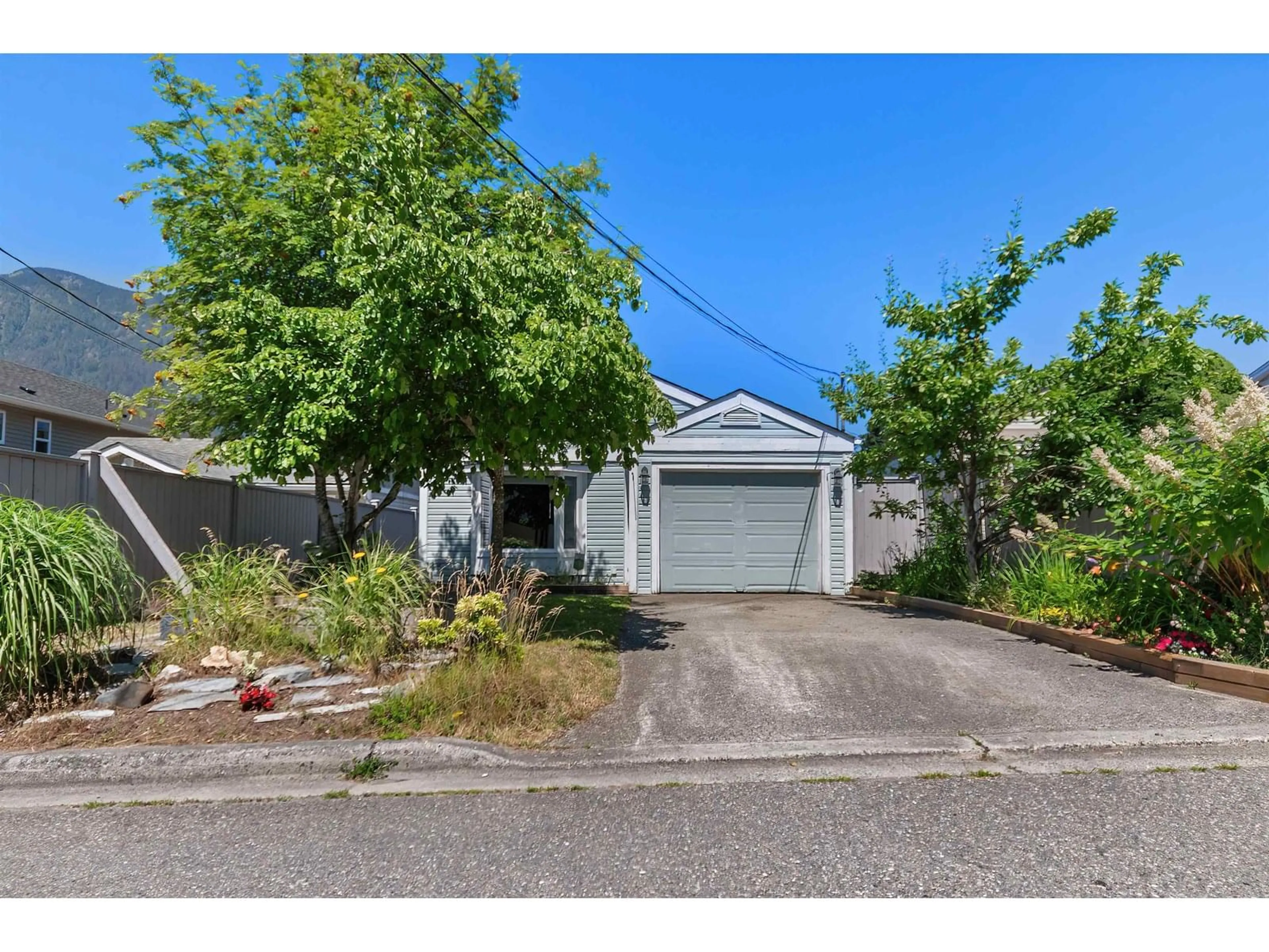 A pic from outside/outdoor area/front of a property/back of a property/a pic from drone, street for 563 DOUGLAS STREET, Hope British Columbia V0X1L0