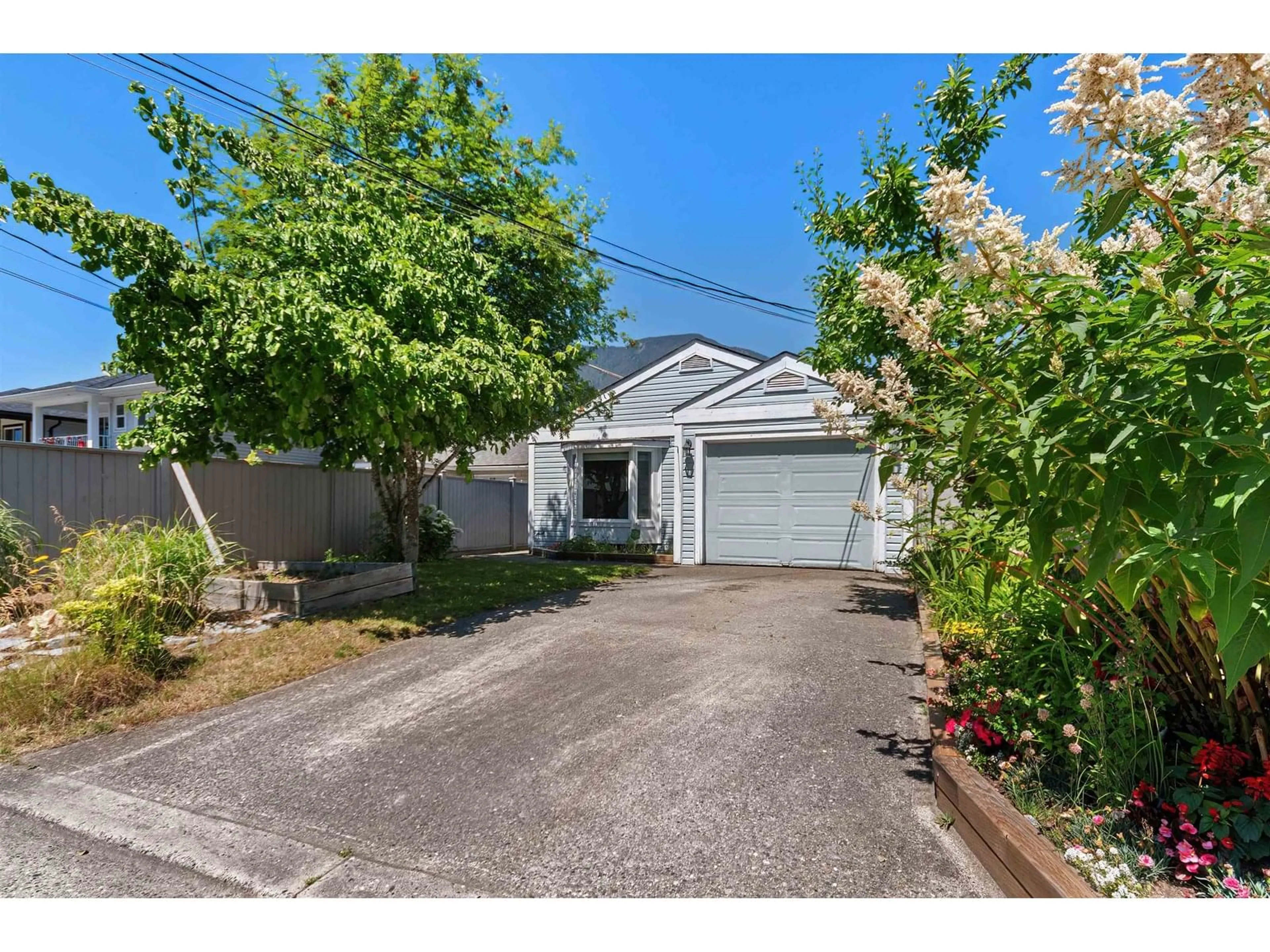 A pic from outside/outdoor area/front of a property/back of a property/a pic from drone, street for 563 DOUGLAS STREET, Hope British Columbia V0X1L0