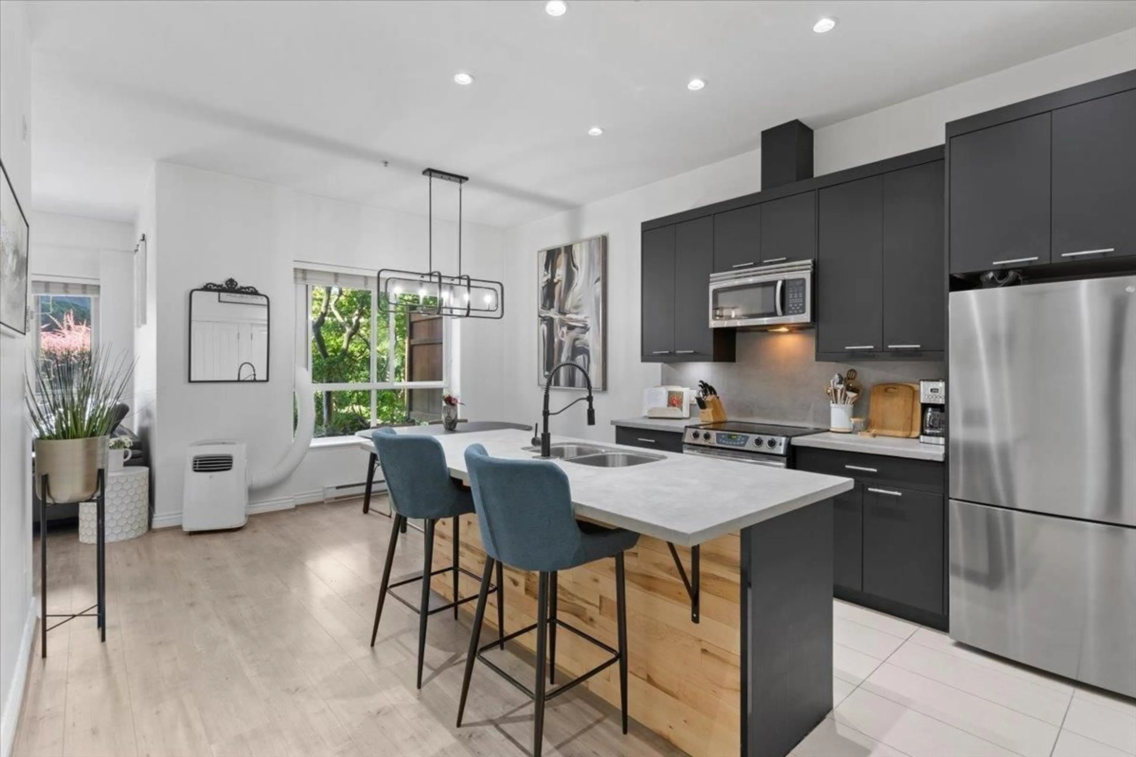 Open concept kitchen, ceramic/tile floor for 106 - 2970 KING GEORGE, Surrey British Columbia V4P0E6