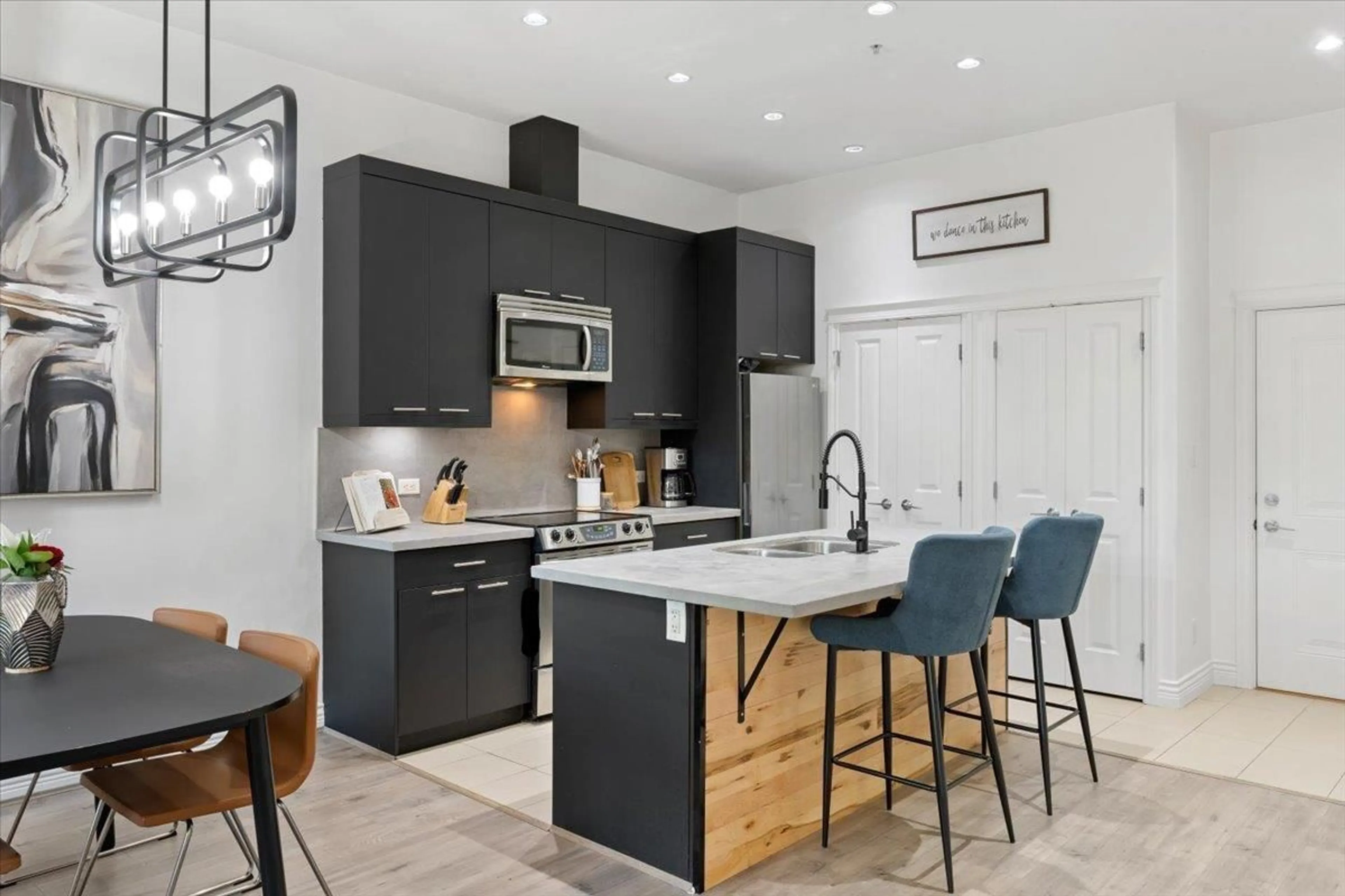 Open concept kitchen, ceramic/tile floor for 106 - 2970 KING GEORGE, Surrey British Columbia V4P0E6