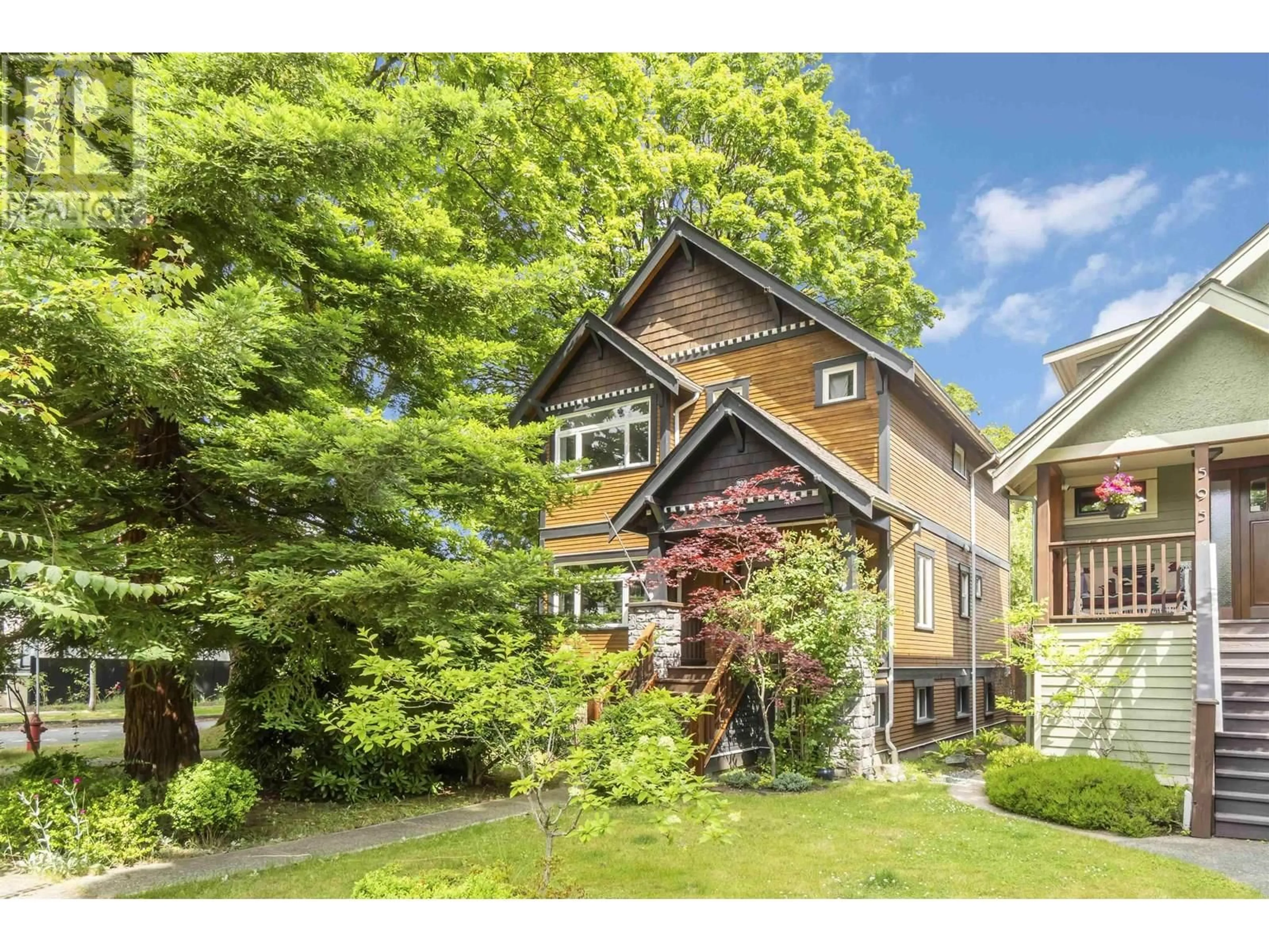 A pic from outside/outdoor area/front of a property/back of a property/a pic from drone, street for 599 23RD AVENUE, Vancouver British Columbia V5Z2A4