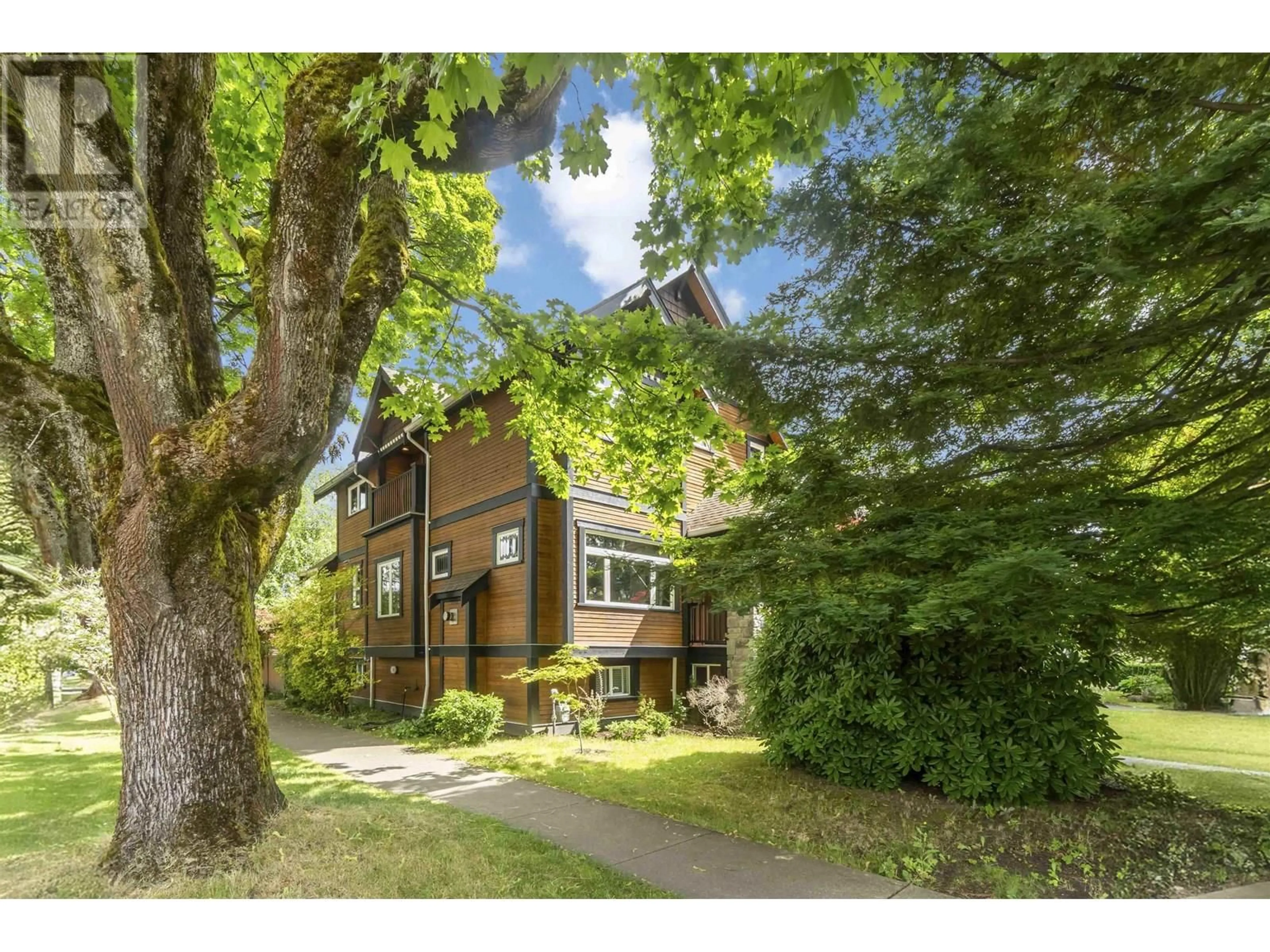 A pic from outside/outdoor area/front of a property/back of a property/a pic from drone, street for 599 23RD AVENUE, Vancouver British Columbia V5Z2A4