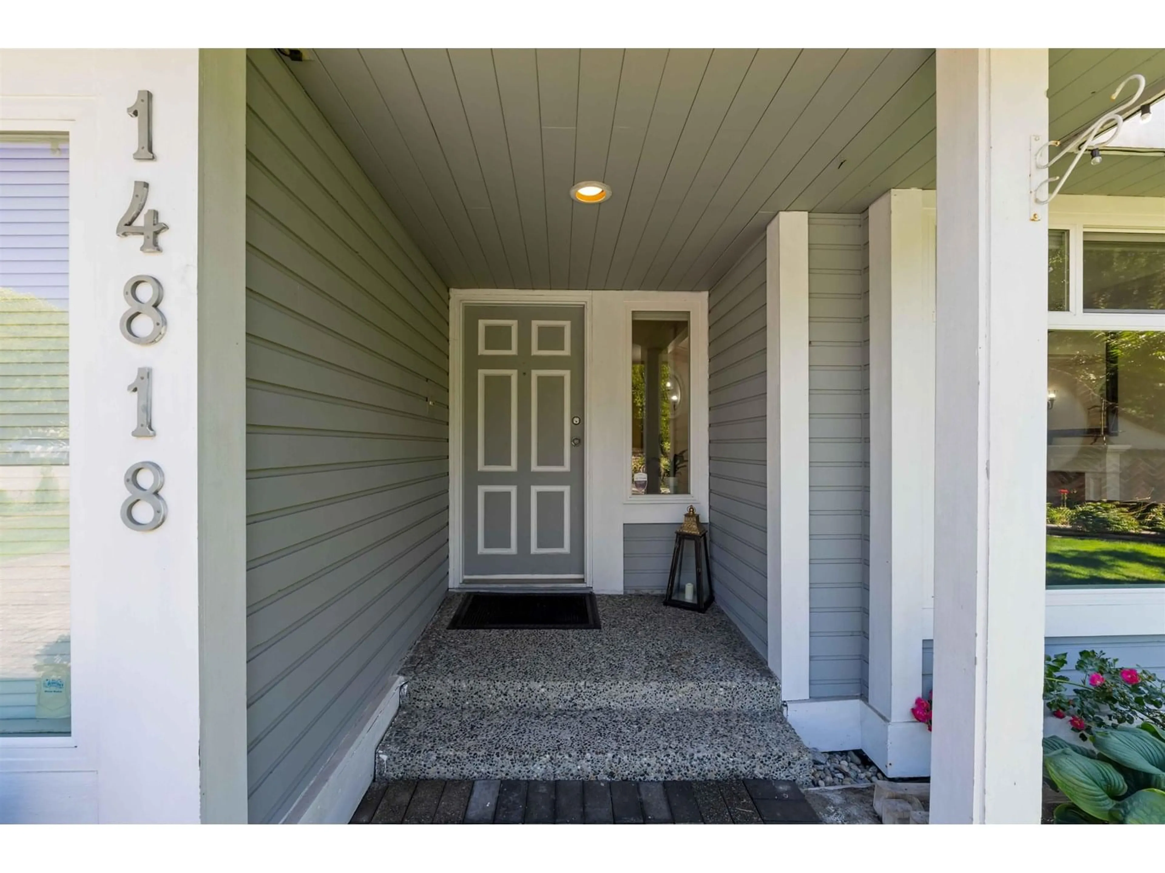 Indoor entryway for 14818 21A, Surrey British Columbia V4A8L6