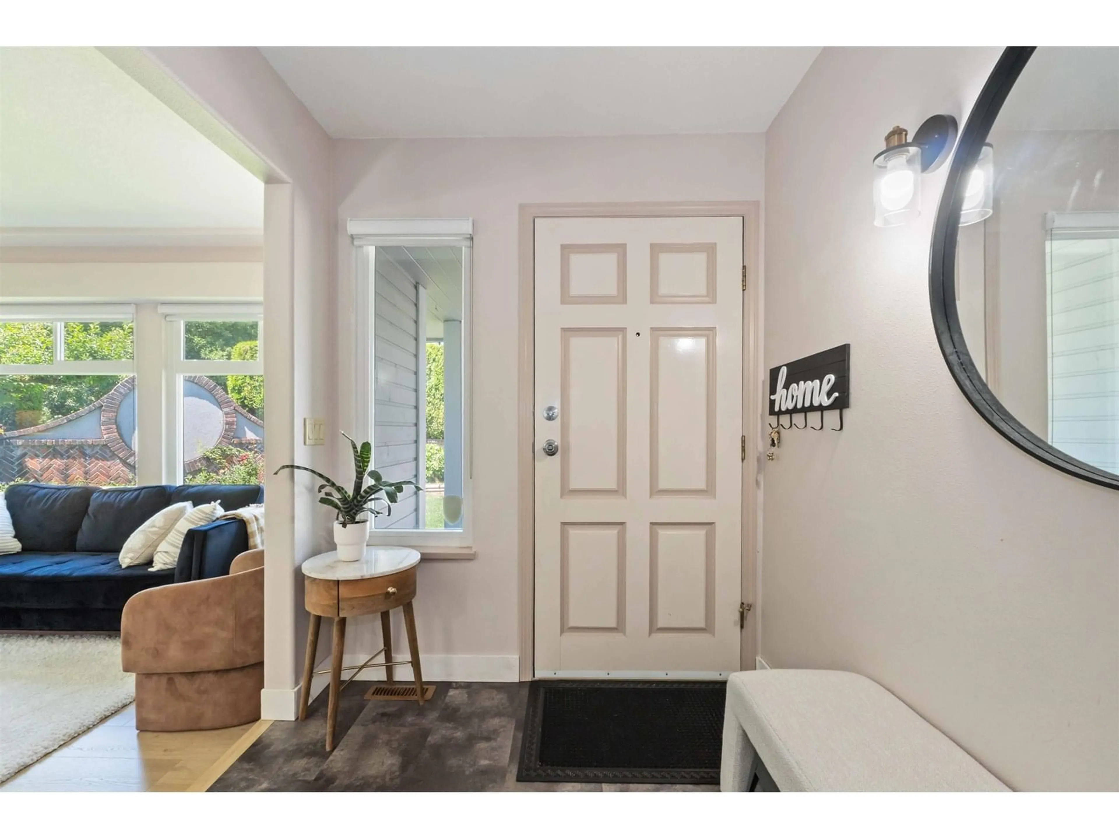 Indoor entryway for 14818 21A, Surrey British Columbia V4A8L6