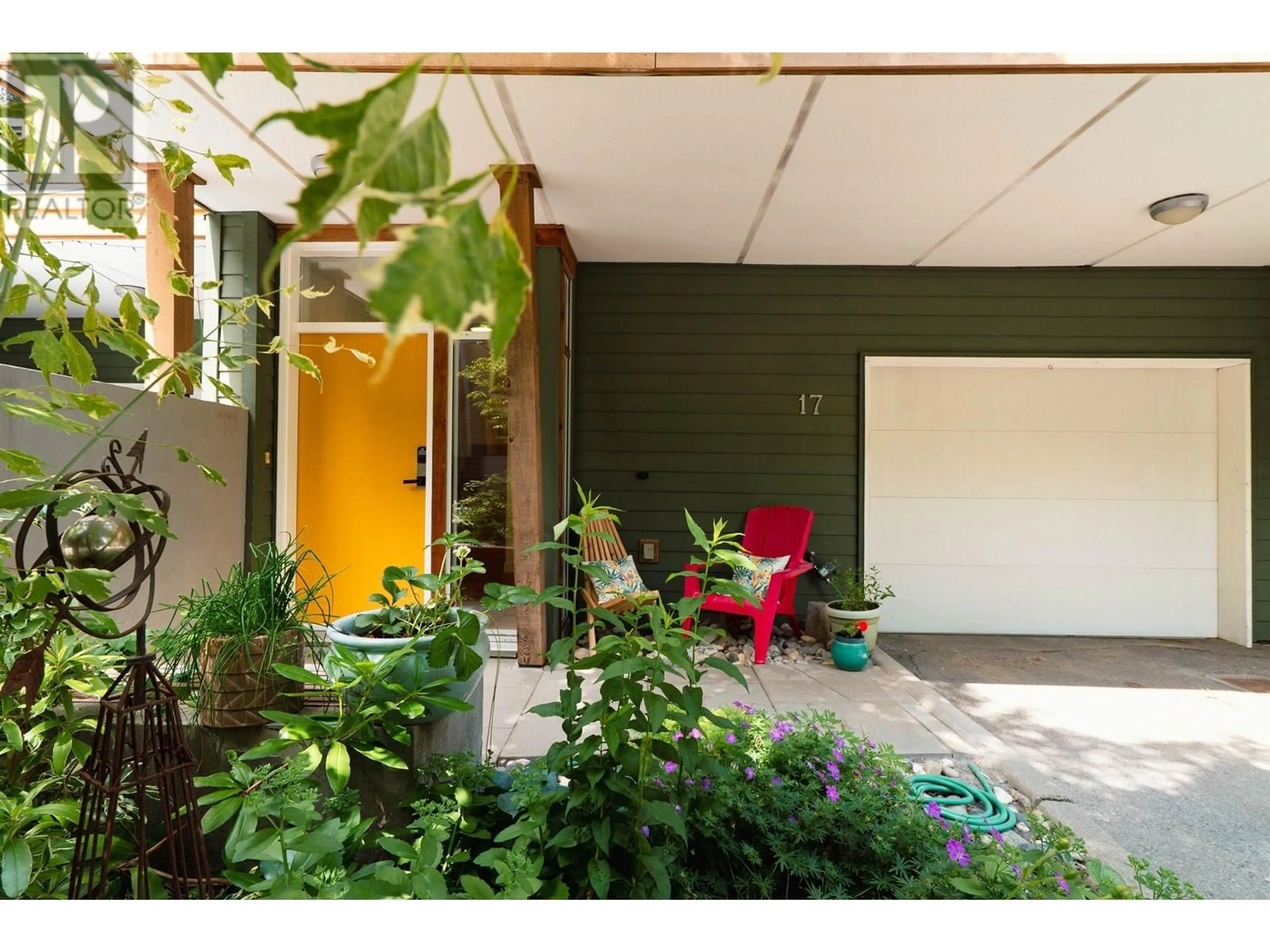 Indoor entryway for 17 - 39893 GOVERNMENT ROAD, Squamish British Columbia V8B0G7