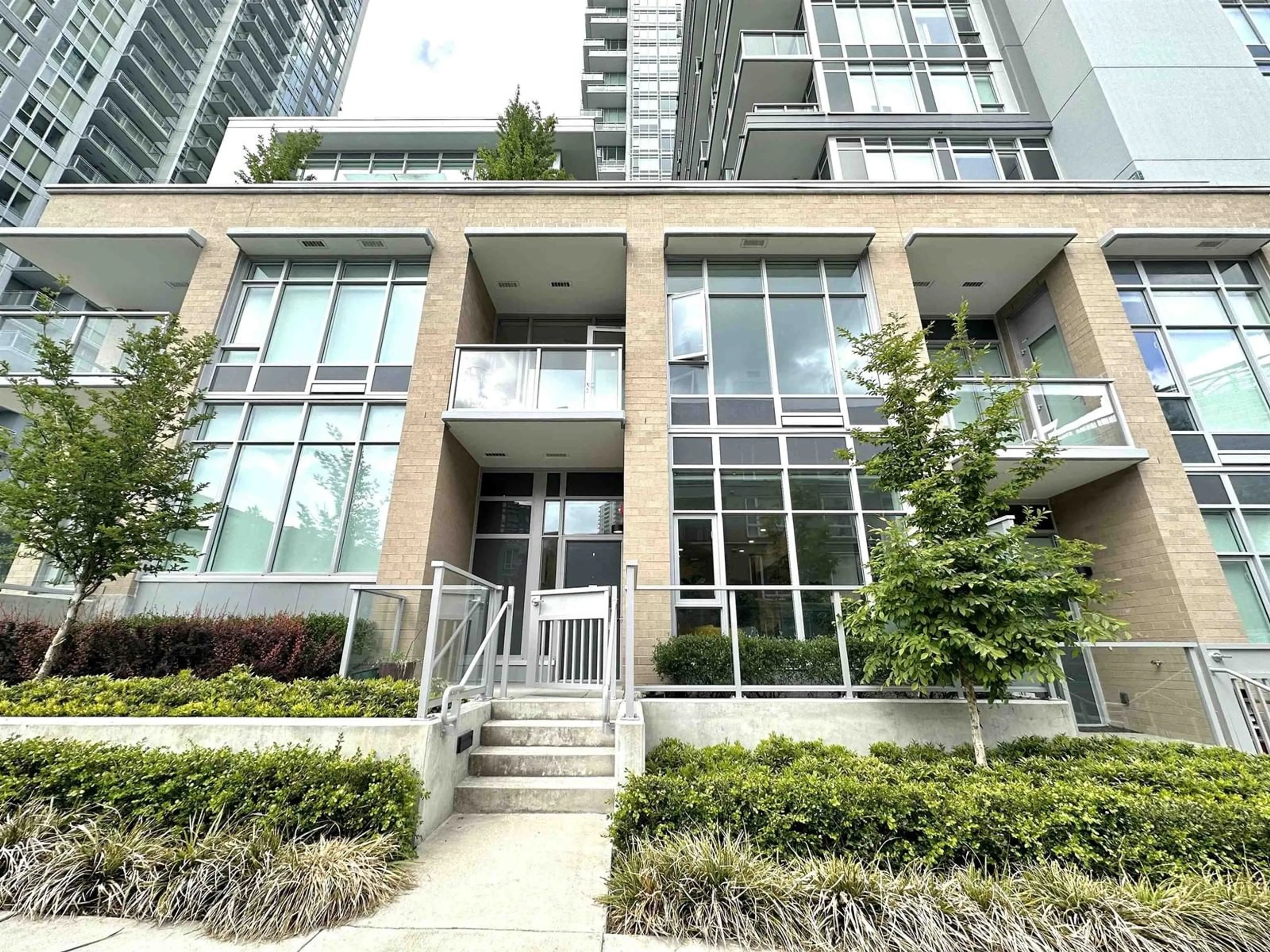Indoor foyer for 5 - 13350 CENTRAL, Surrey British Columbia V3T0S1