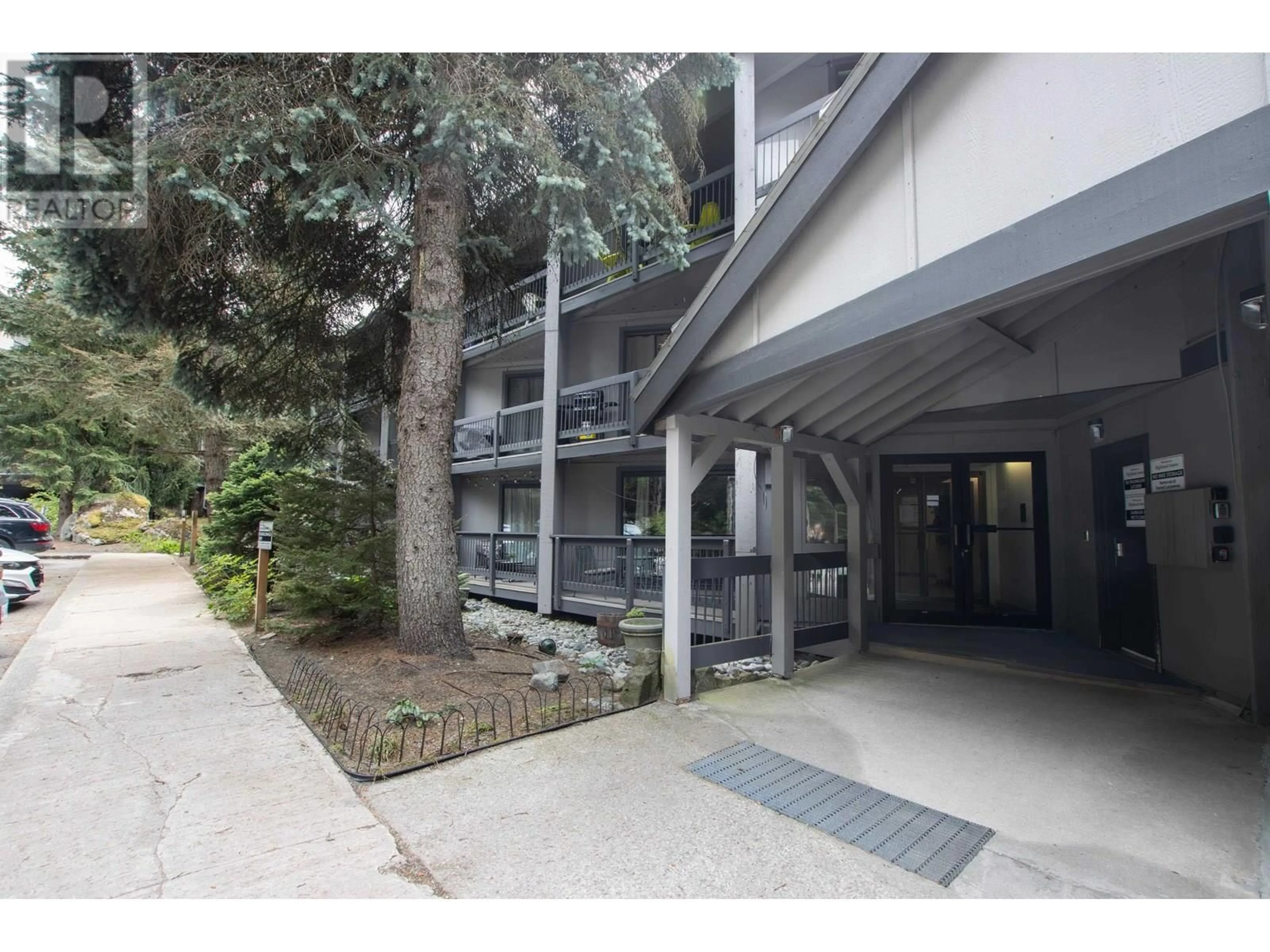 Indoor foyer for 112 - 2109 WHISTLER ROAD, Whistler British Columbia V8E0A6