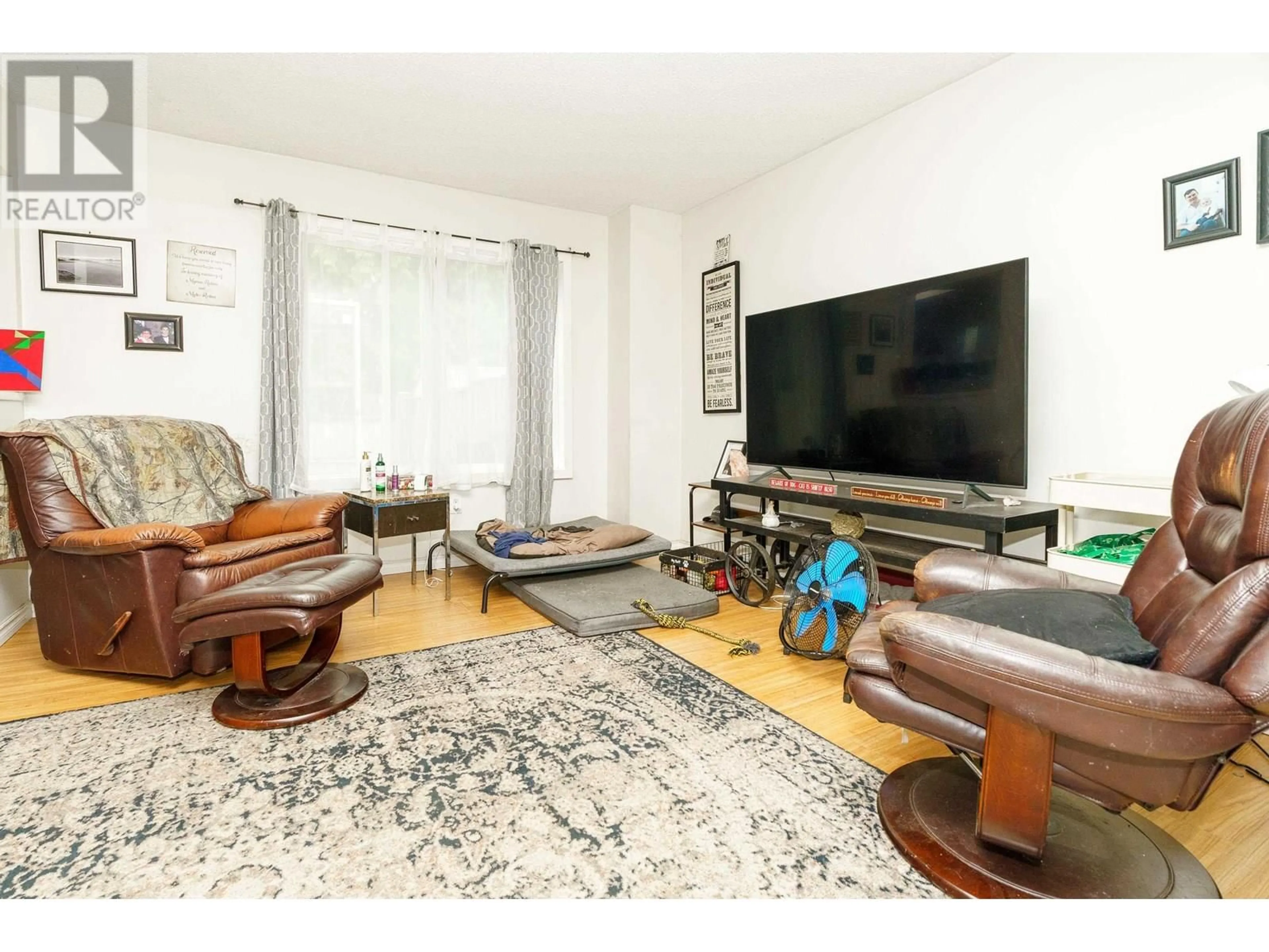 Living room with furniture, wood/laminate floor for 888 PINEBROOK PLACE, Coquitlam British Columbia V3C4B9