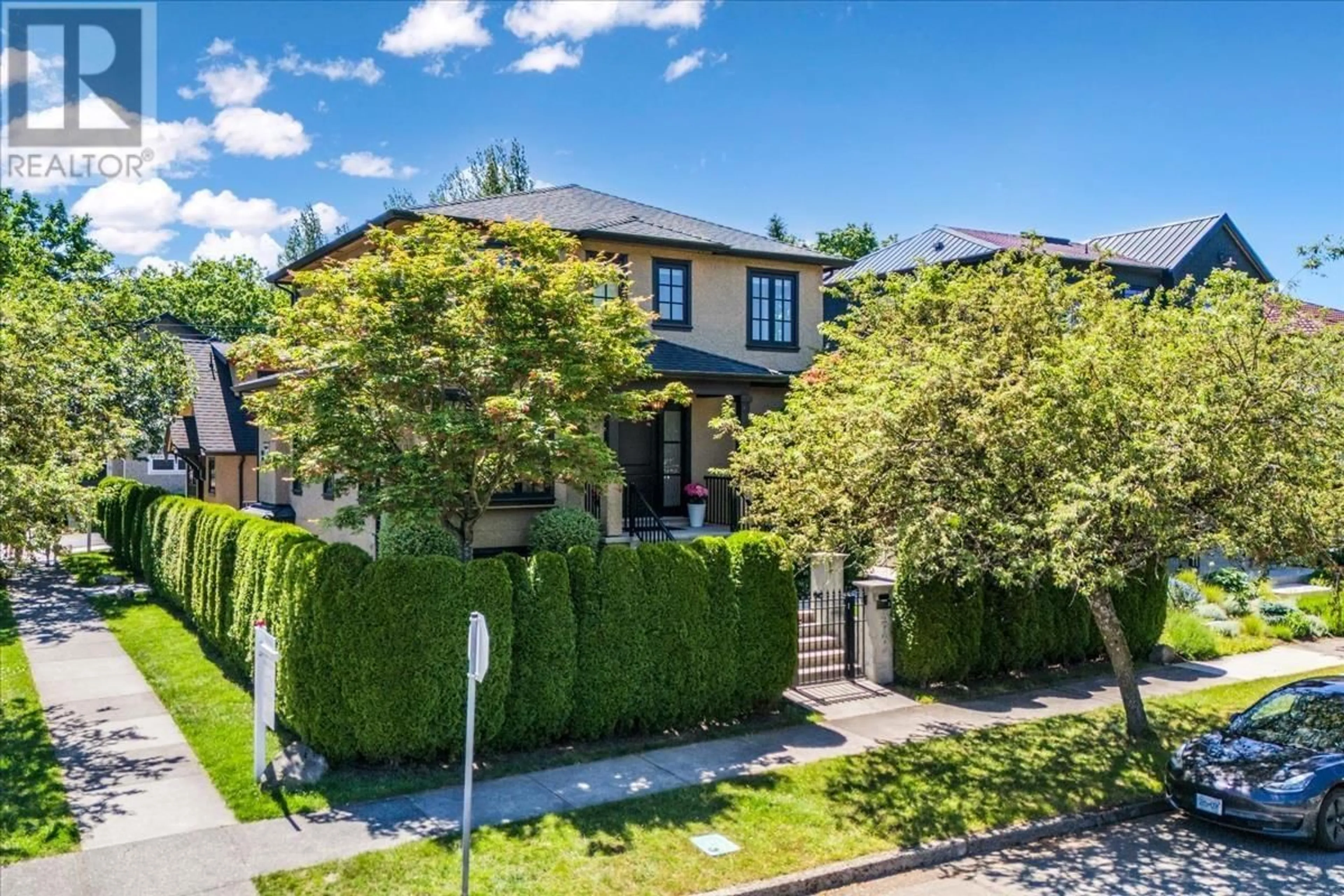 A pic from outside/outdoor area/front of a property/back of a property/a pic from drone, street for 396 35TH AVENUE, Vancouver British Columbia V5W1A8