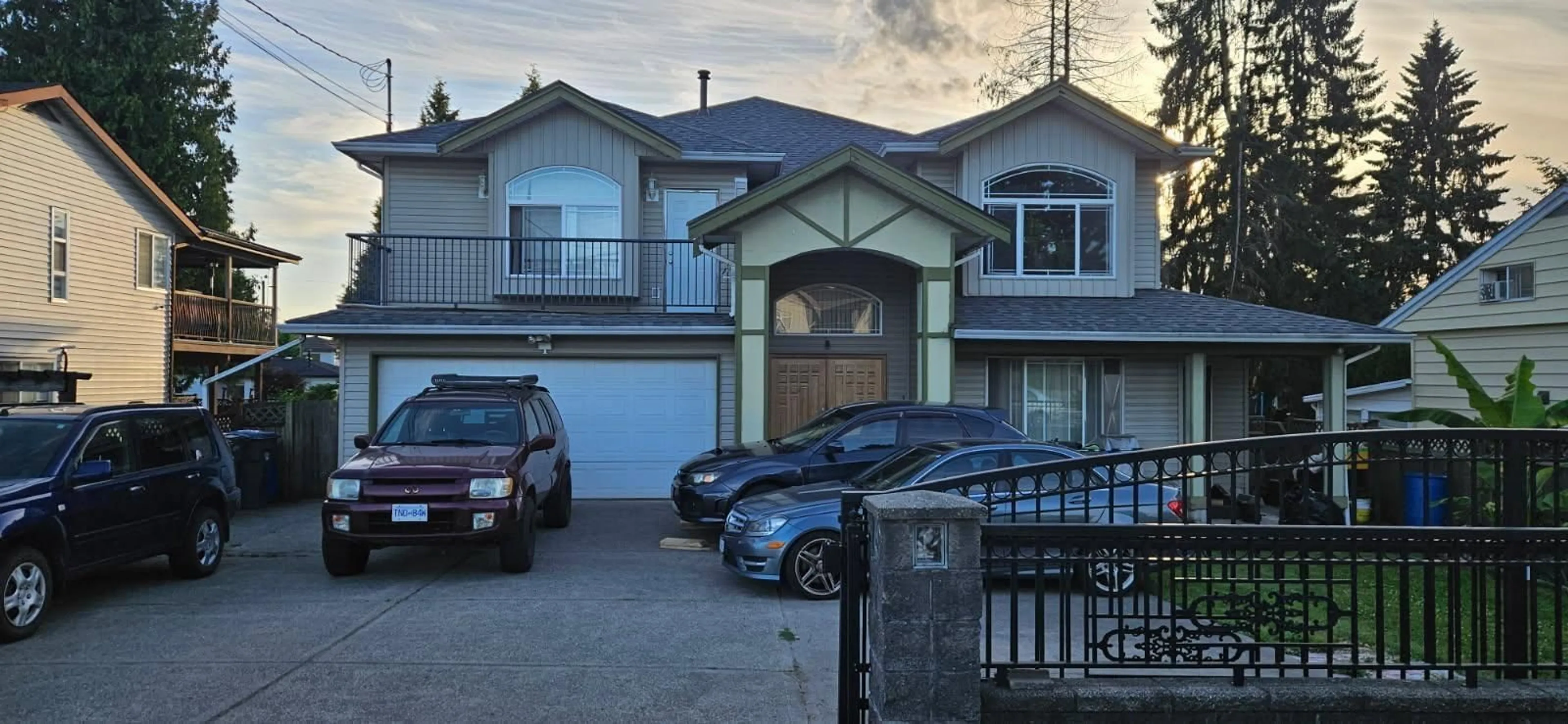 A pic from outside/outdoor area/front of a property/back of a property/a pic from drone, street for 10947 140, Surrey British Columbia V3R3G3
