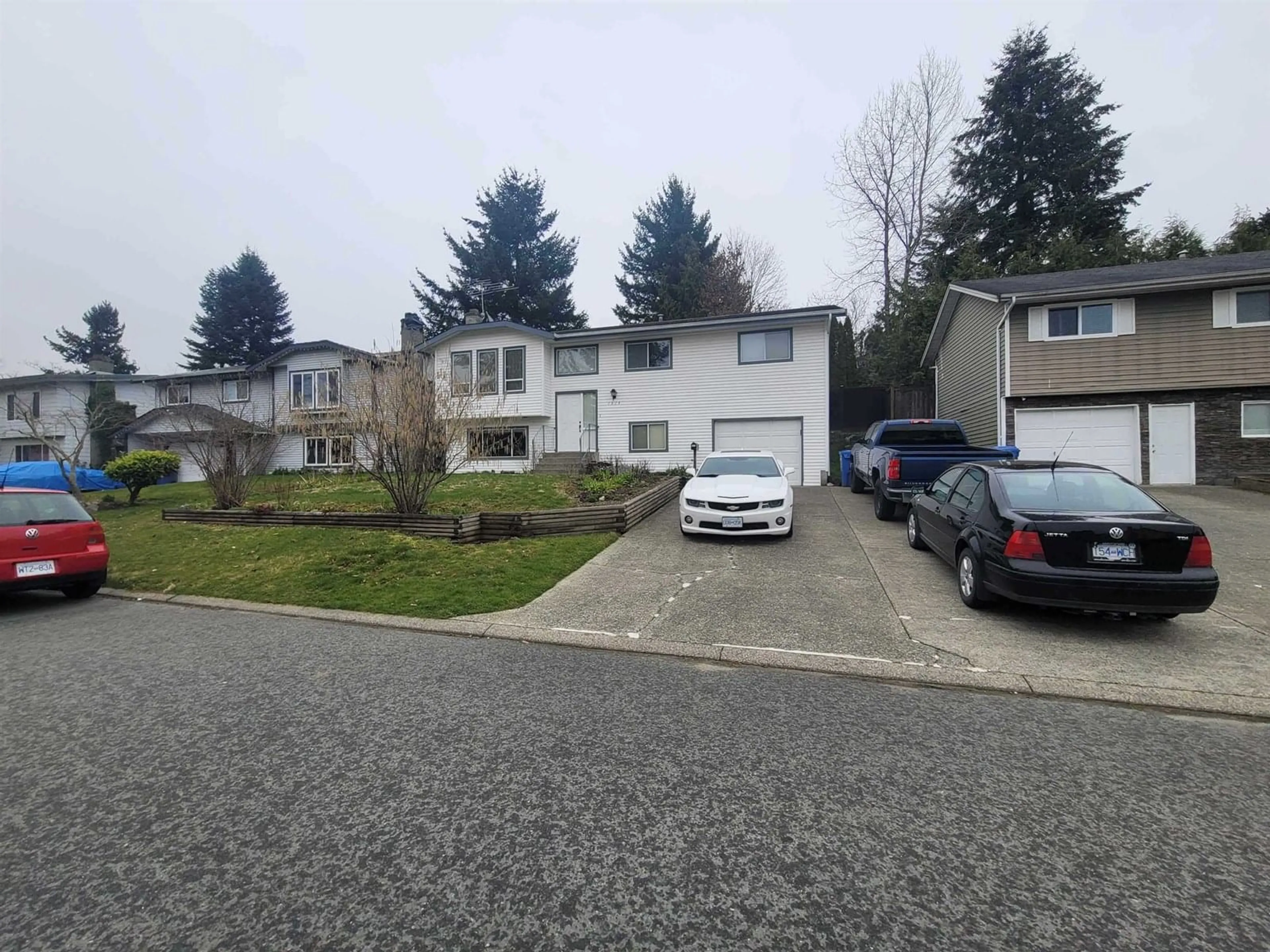 A pic from outside/outdoor area/front of a property/back of a property/a pic from drone, street for 1514 KIPLING, Abbotsford British Columbia V2S6K1