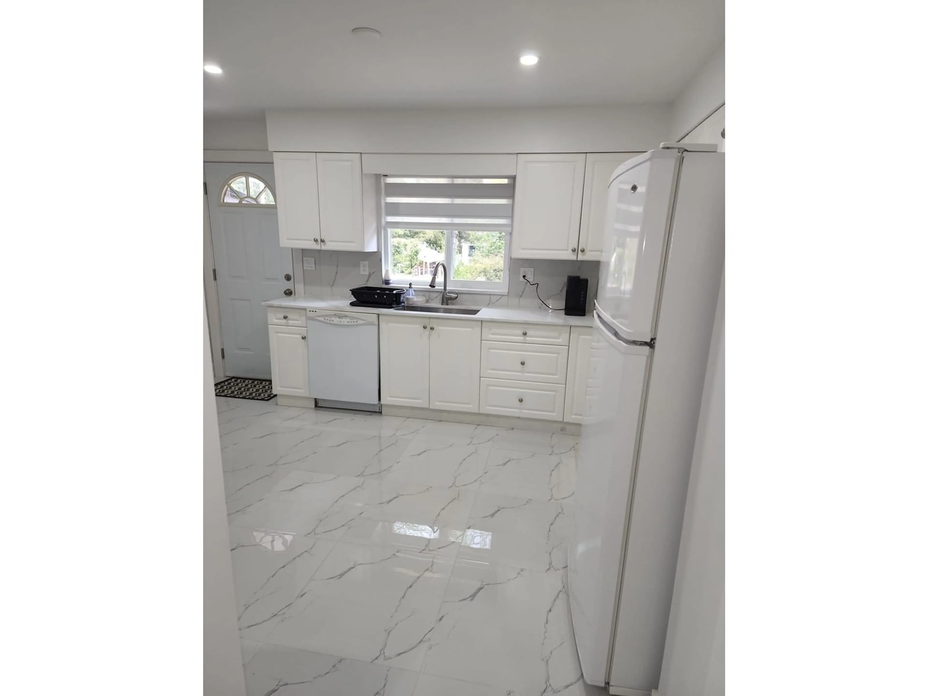 Standard kitchen, ceramic/tile floor for 15720 ASTER, Surrey British Columbia V4A1Y5