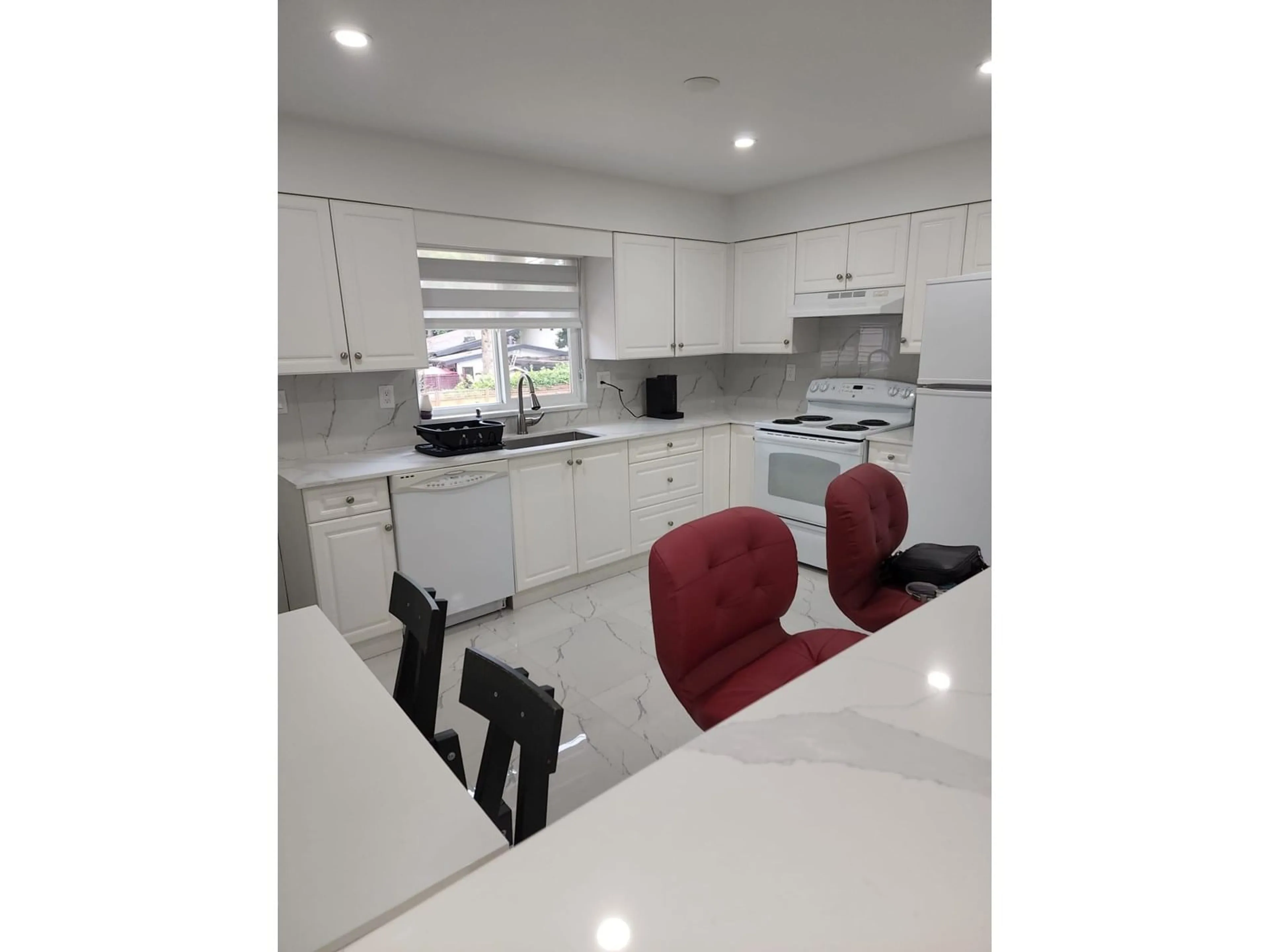 Open concept kitchen, ceramic/tile floor for 15720 ASTER, Surrey British Columbia V4A1Y5