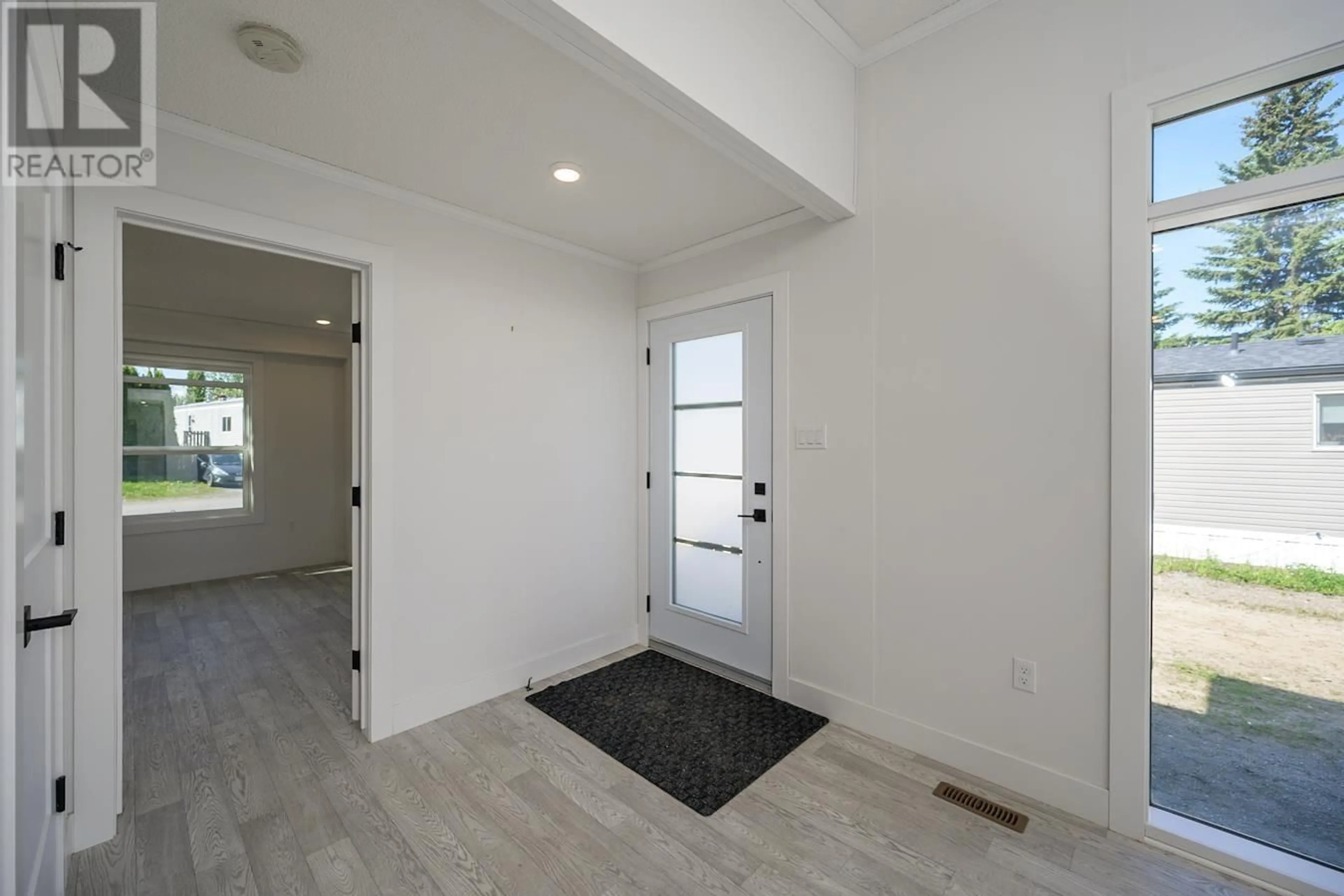 Indoor entryway for 11 - 5164 HART HIGHWAY, Prince George British Columbia V2K5B7