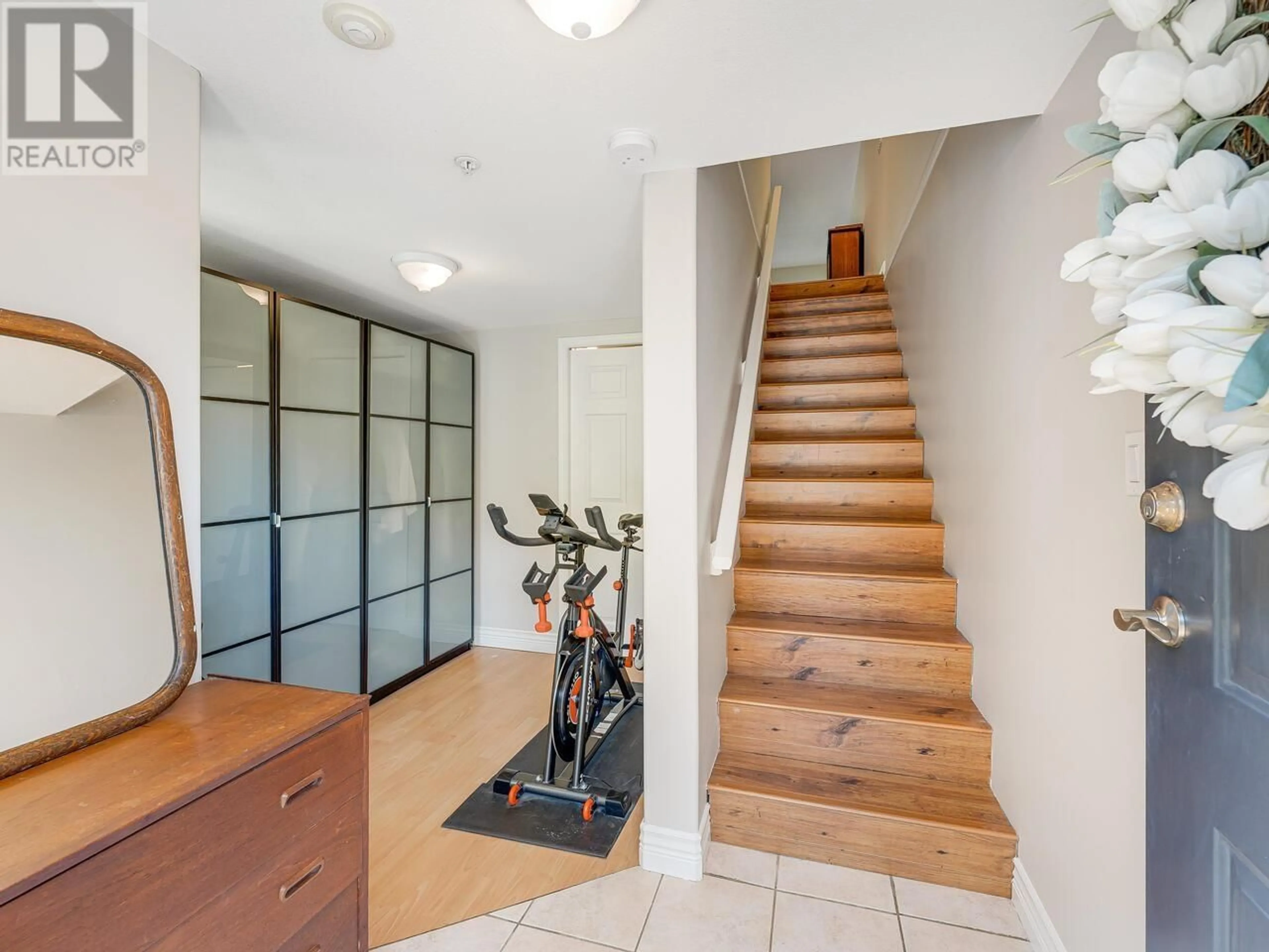 Indoor entryway for 25 - 230 TENTH STREET, New Westminster British Columbia V3M3X9