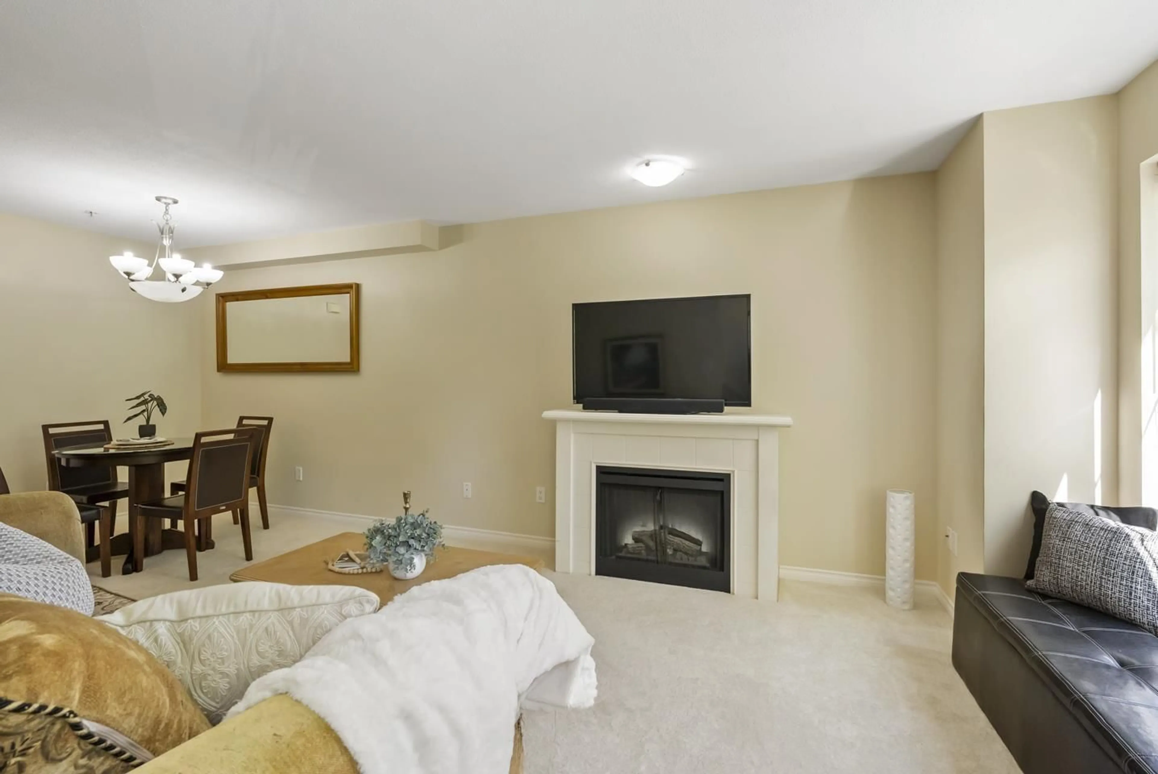 Living room with furniture, unknown for 17 - 14855 100, Surrey British Columbia V3R2W1